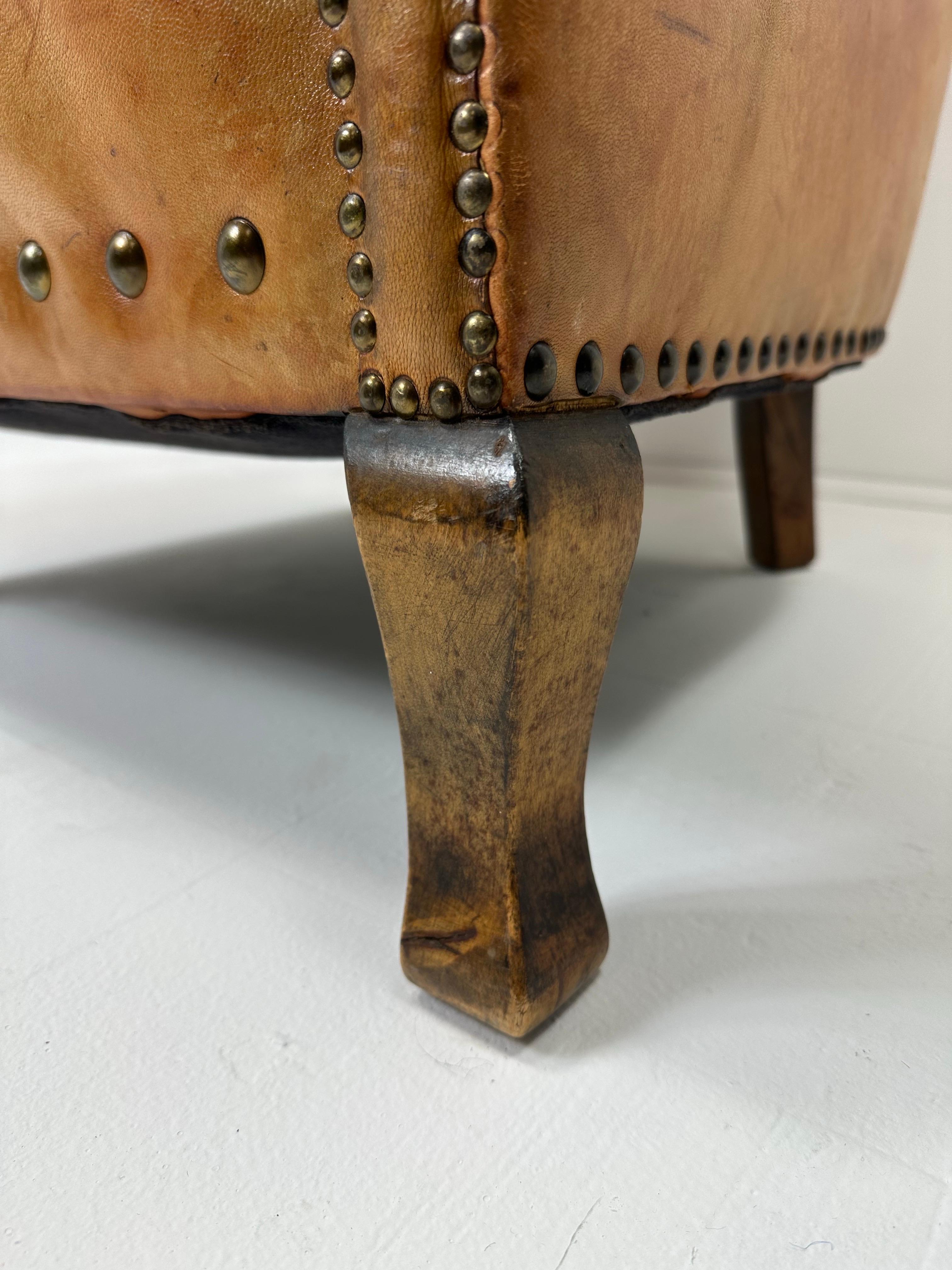 XX secolo Sedia da salotto in pelle europea dei primi del Novecento in vendita