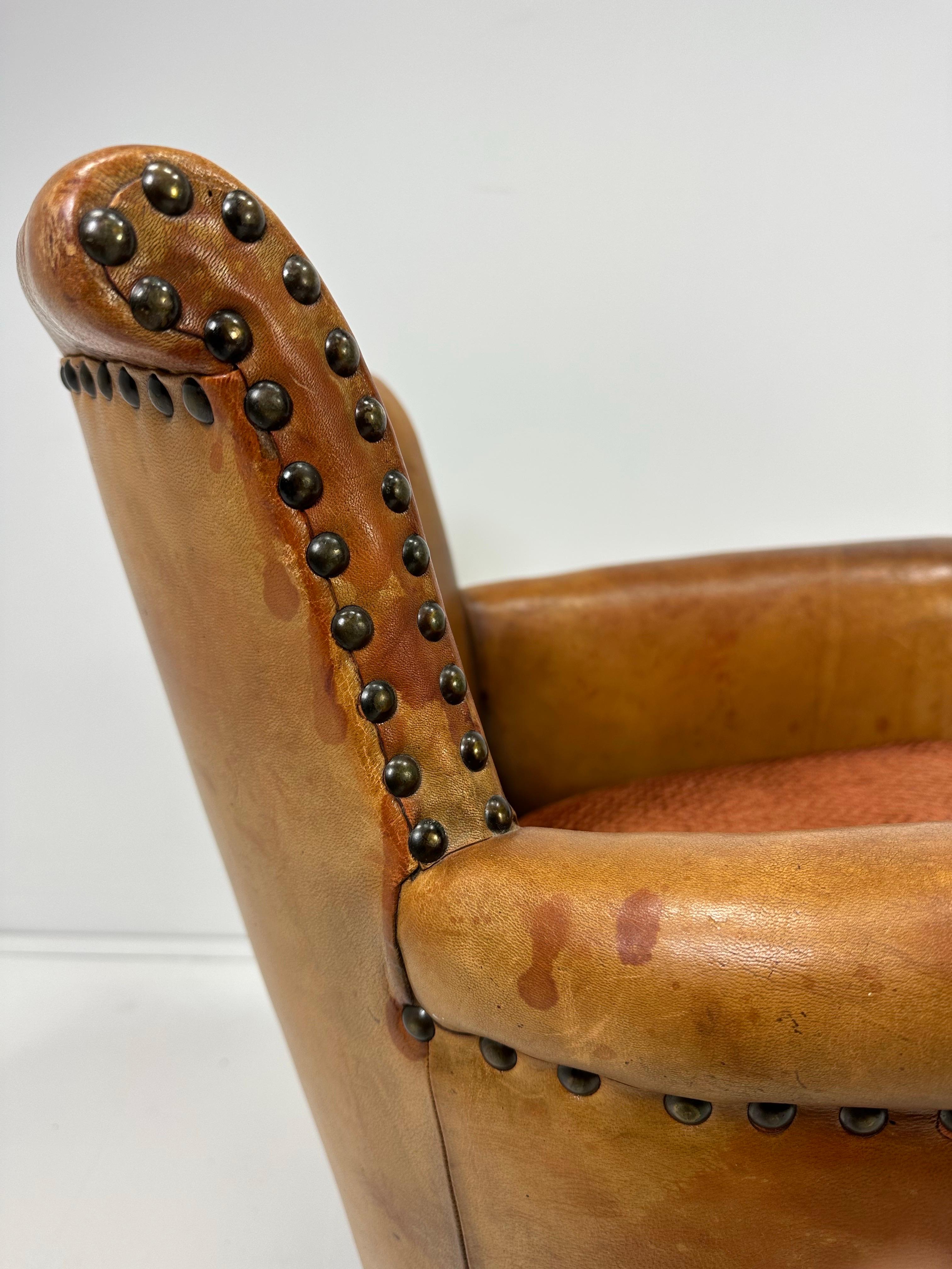 Sedia da salotto in pelle europea dei primi del Novecento in vendita 1