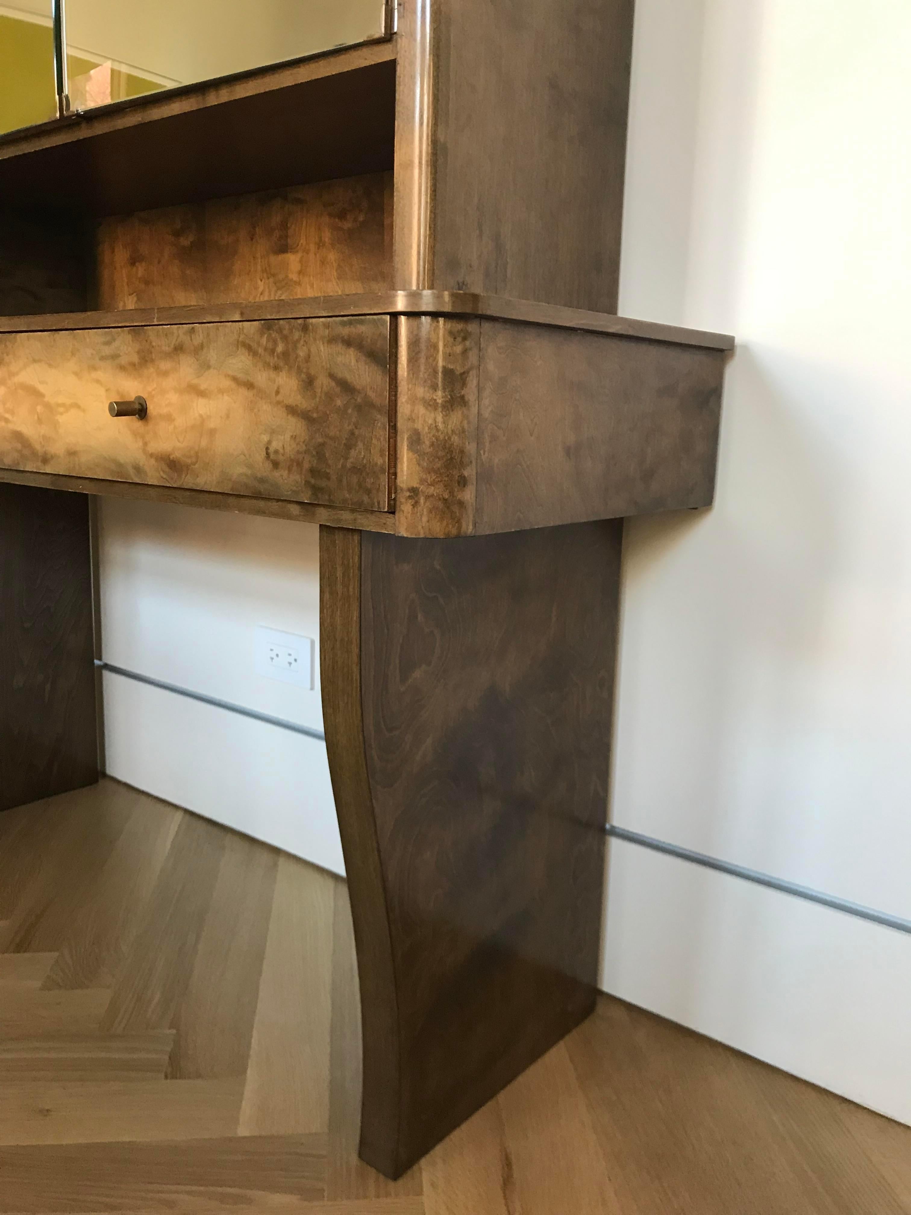 Mueble bar con espejo alemán de principios del siglo XX.
Bonito armario clásico para servir bebidas. Espacio para cristalería.
Encontrado en Viena.
