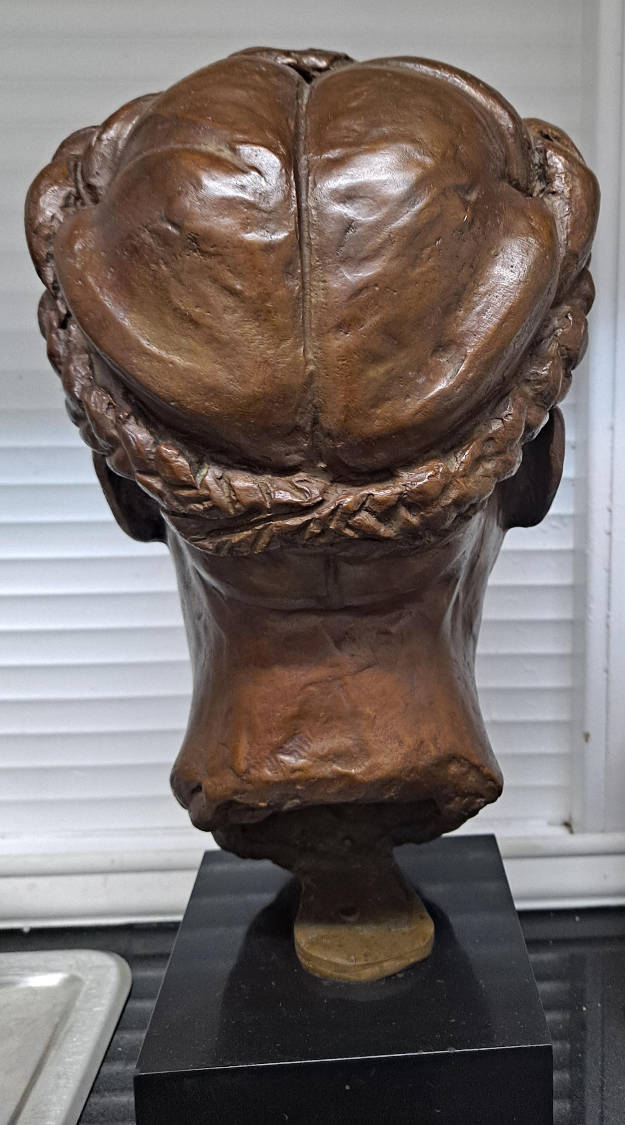 Sculpture exceptionnelle en bronze en buste de femme du début du 20e siècle par un artiste mystérieux.  en vente 1