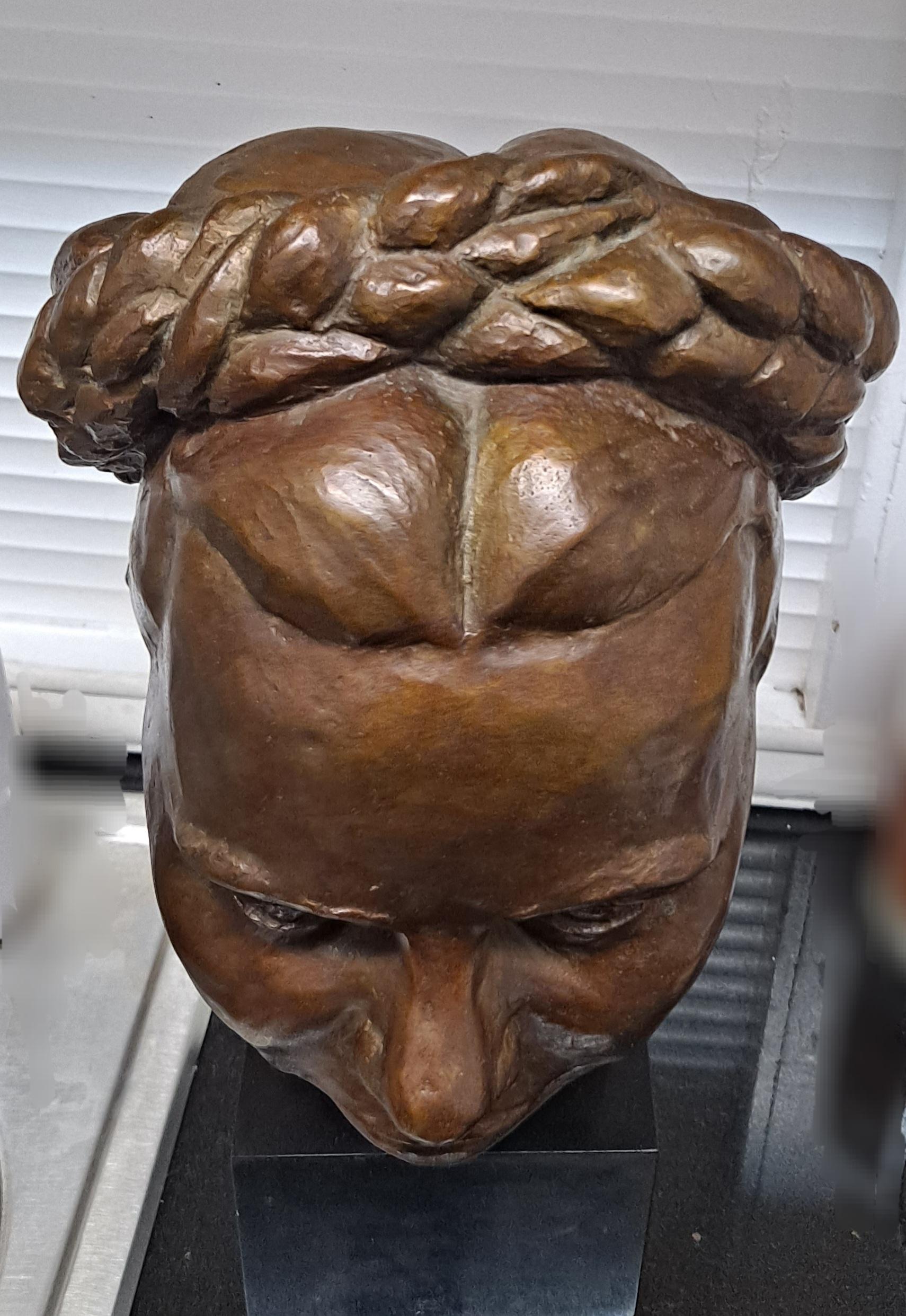 Anfang des 20. Jahrhunderts Außergewöhnliche weibliche Büste aus Bronze von einem geheimnisvollen Künstler.  im Angebot 5
