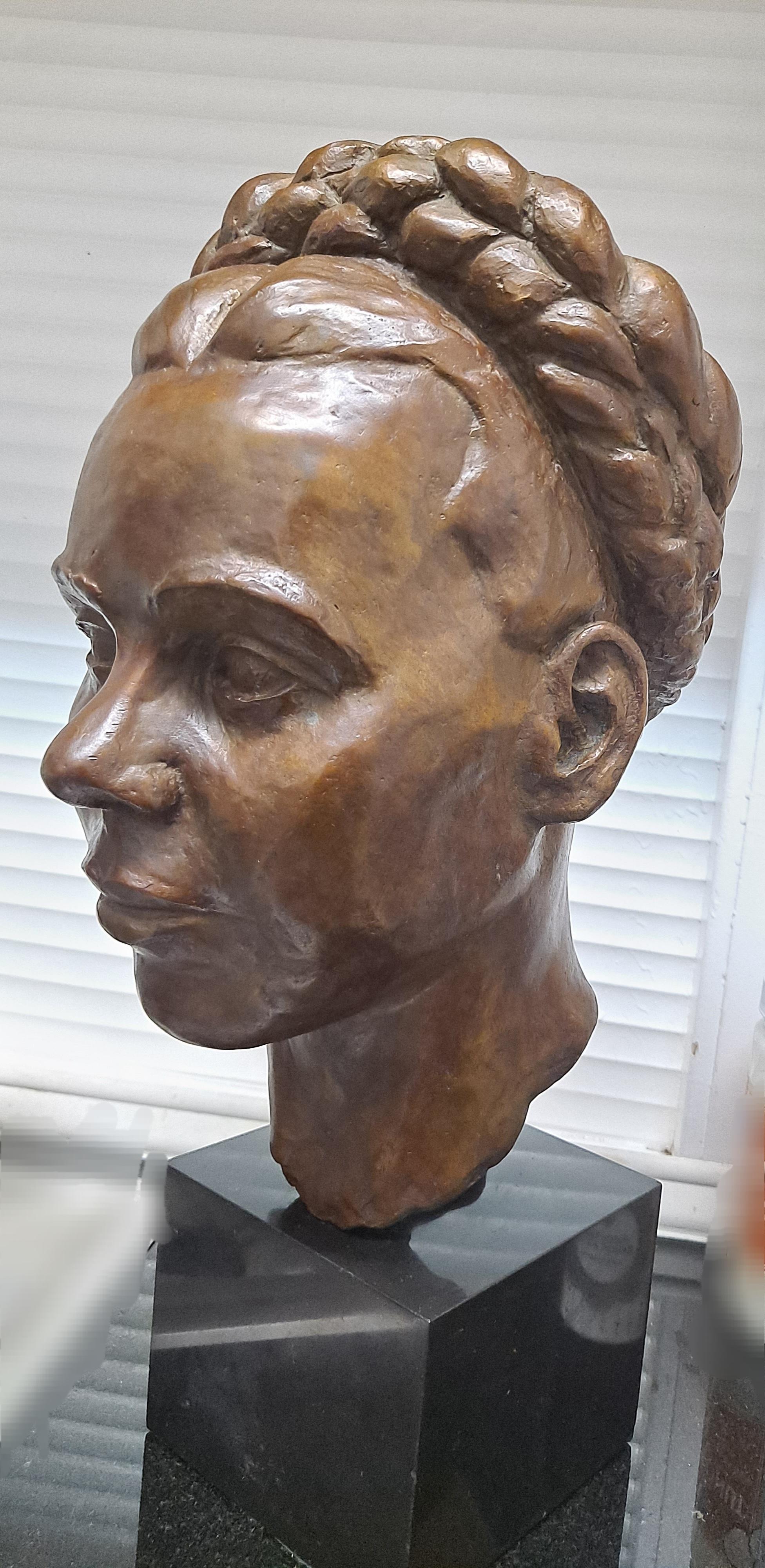 Sculpture exceptionnelle en bronze en buste de femme du début du 20e siècle par un artiste mystérieux.  en vente 4