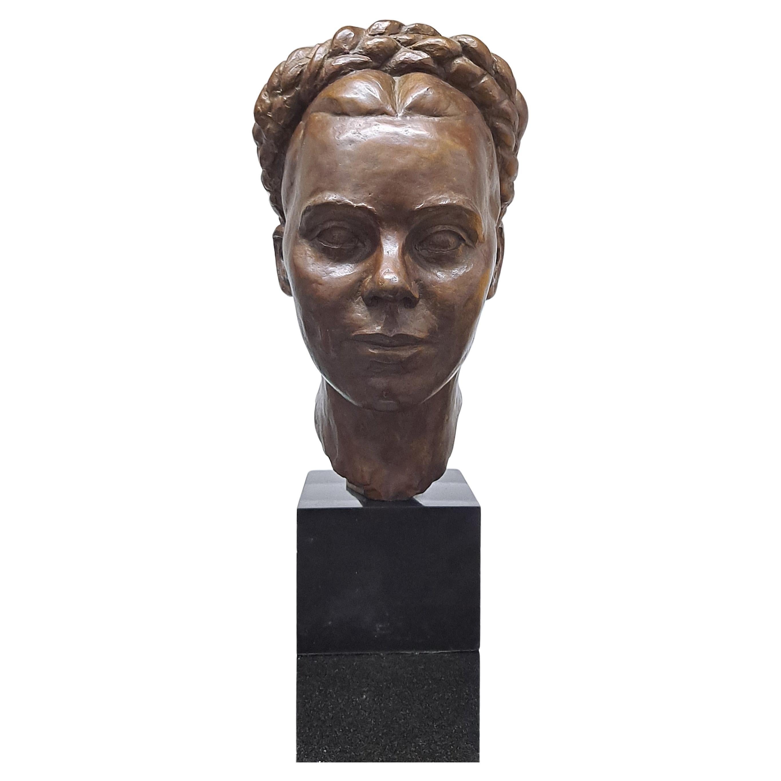 Sculpture exceptionnelle en bronze en buste de femme du début du 20e siècle par un artiste mystérieux.  en vente