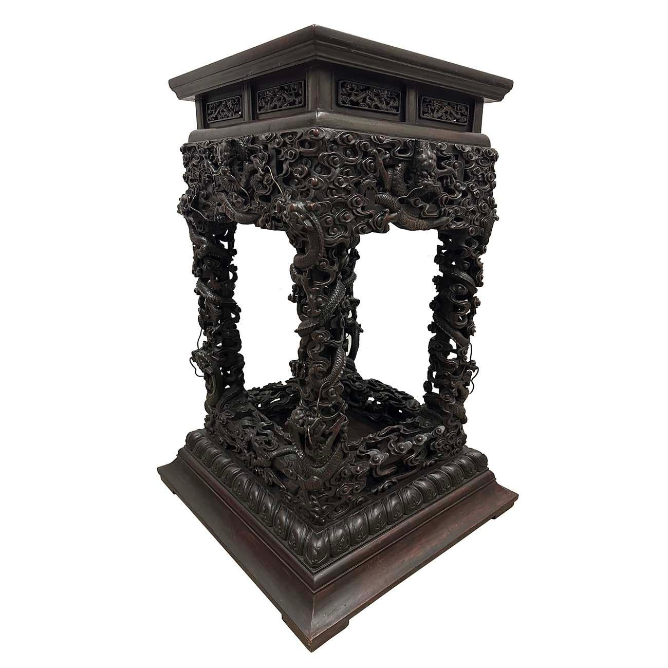 TRÈS RARE, MAGNIFIQUE, ANTIQUE Socle de dragons chinois en bois dur sculpté. Extraordinaire table angulaire en bois dur reposant sur une base en parallélogramme. PROVENANCE : d'un collectionneur privé du sud de la Californie. Le collier est