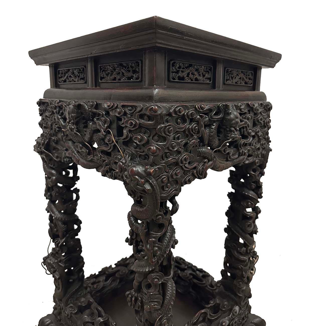 Exportation chinoise Début du 20e siècle Extraordinaire Stand de Dragon Antique en bois dur sculpté en vente