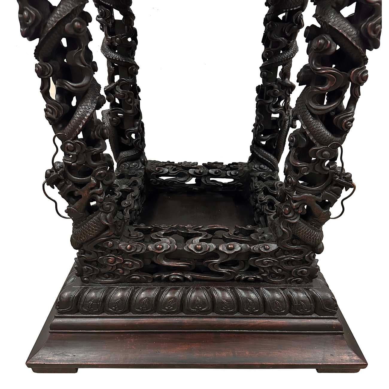 20ième siècle Début du 20e siècle Extraordinaire Stand de Dragon Antique en bois dur sculpté en vente