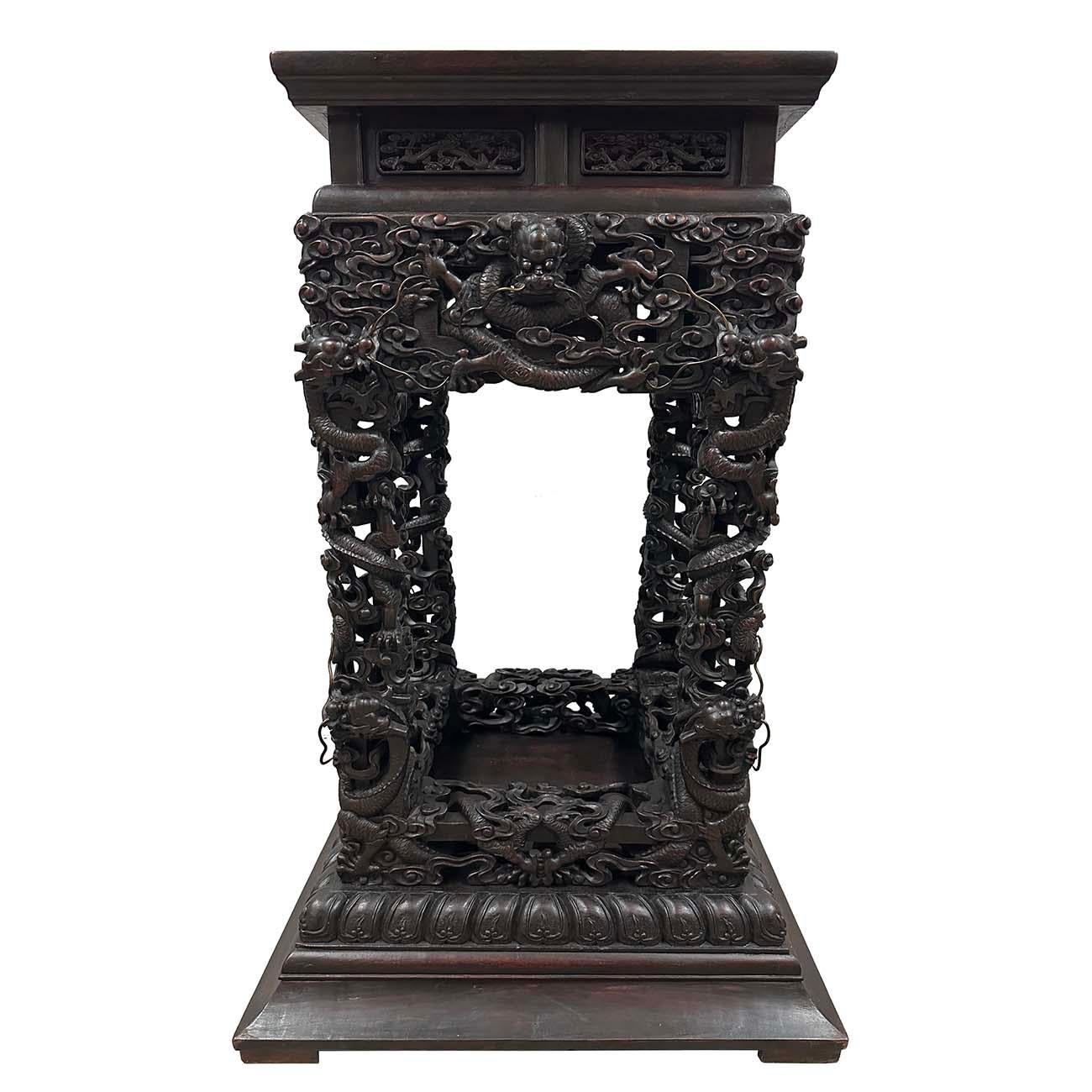 Bois de feuillus Début du 20e siècle Extraordinaire Stand de Dragon Antique en bois dur sculpté en vente