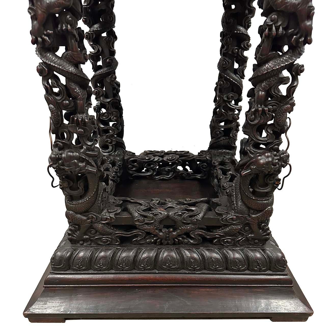 Début du 20e siècle Extraordinaire Stand de Dragon Antique en bois dur sculpté en vente 2