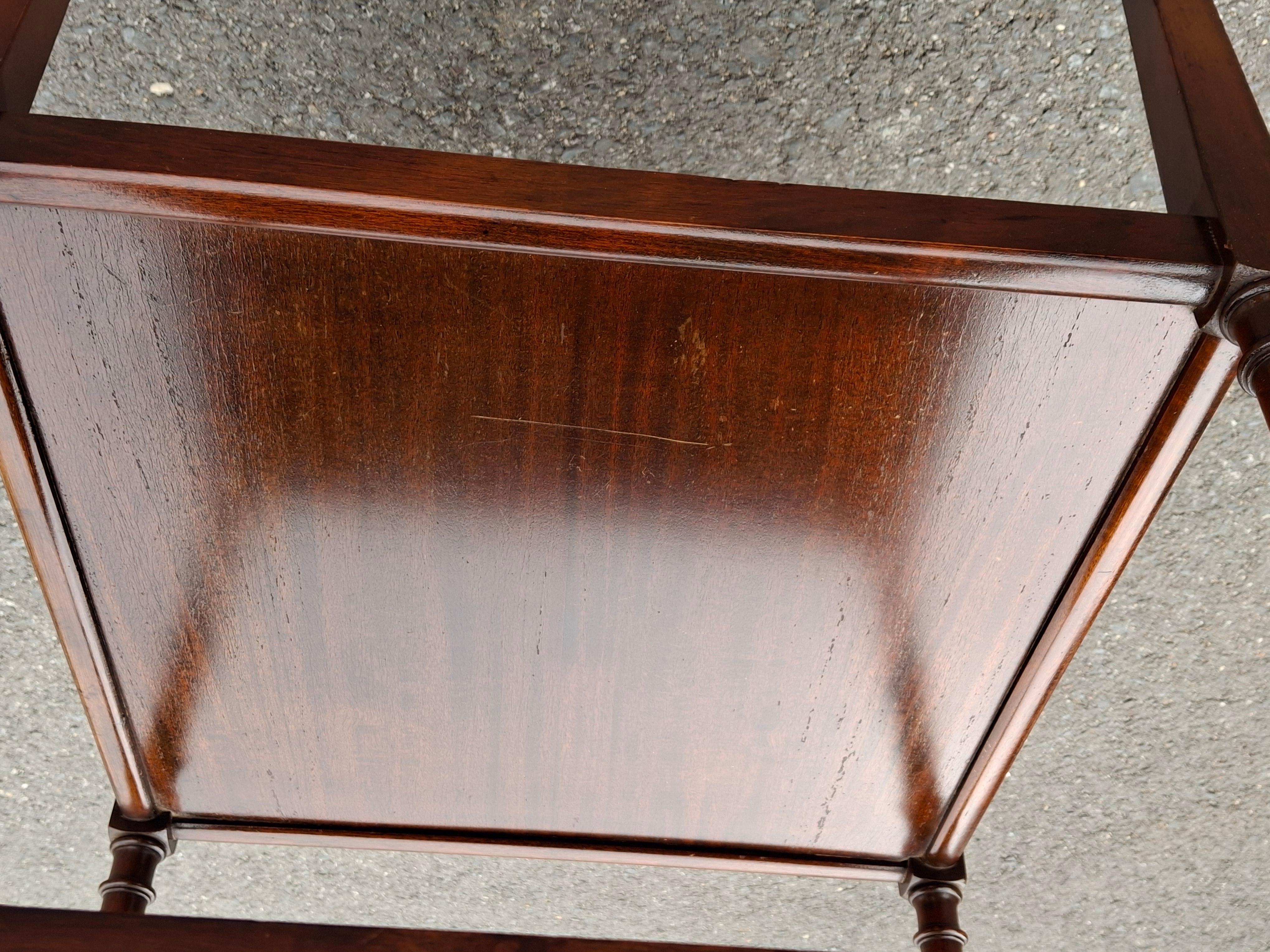 Sculpté Table d'appoint en acajou teinté de faux bambou du début du 20e siècle en vente