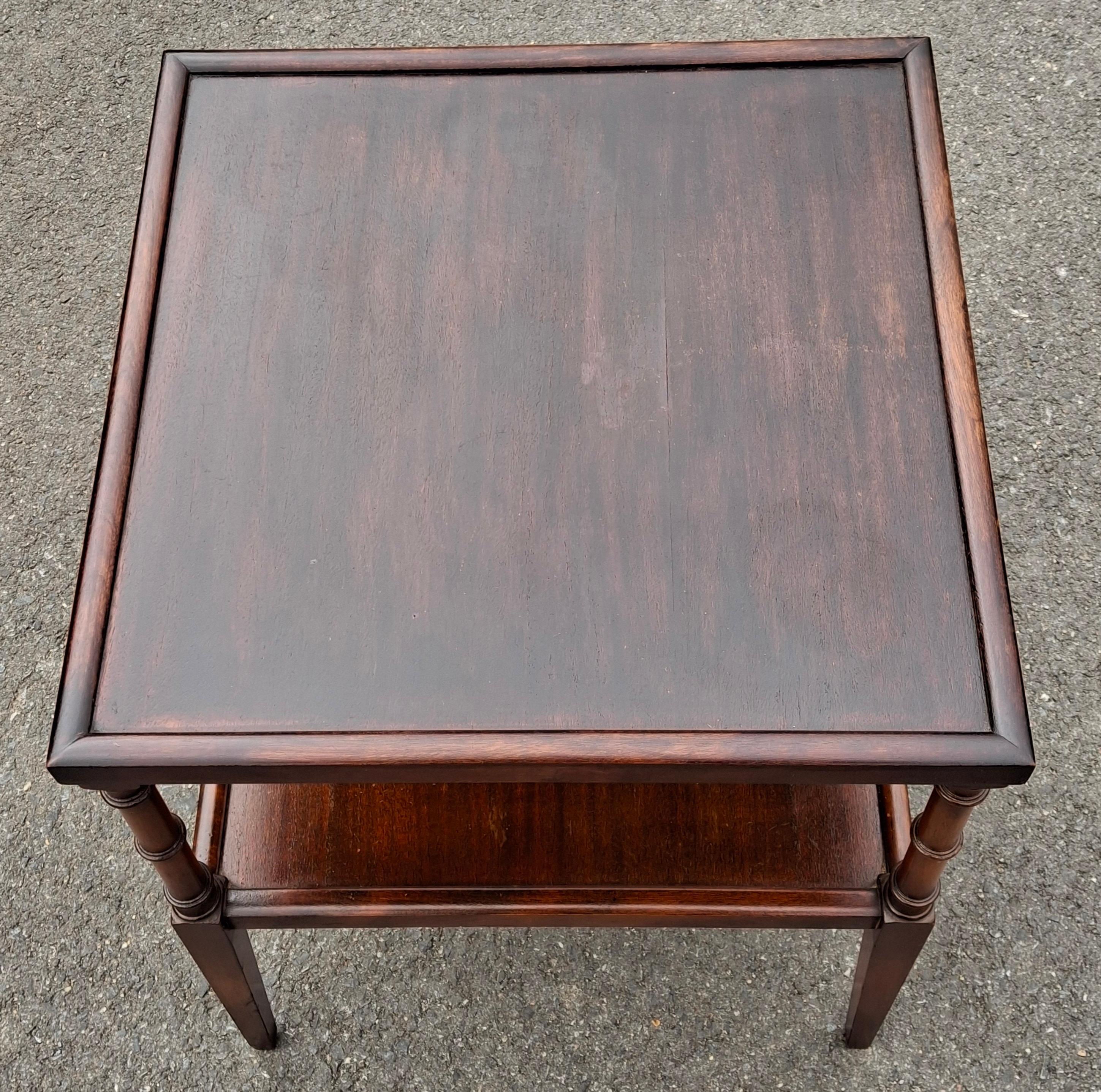 Table d'appoint en acajou teinté de faux bambou du début du 20e siècle Bon état - En vente à Germantown, MD