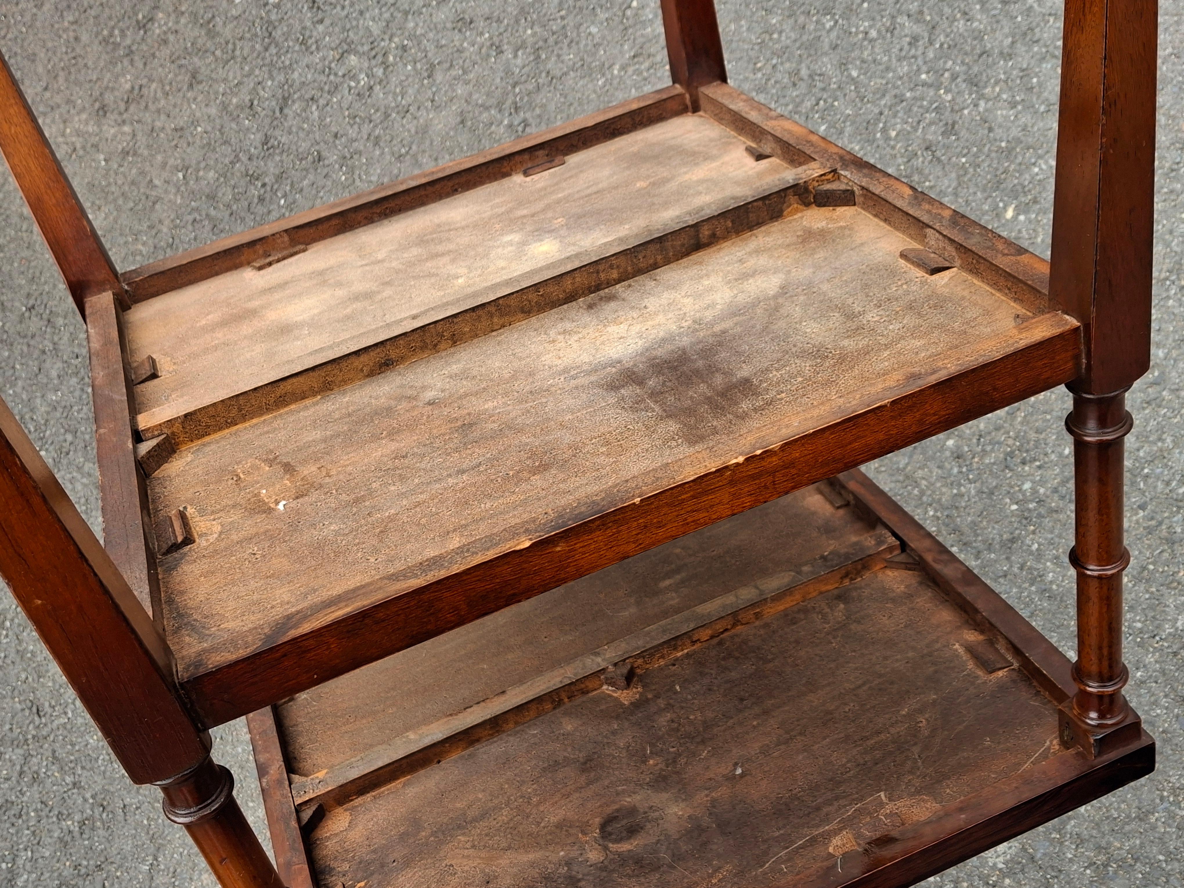 20ième siècle Table d'appoint en acajou teinté de faux bambou du début du 20e siècle en vente