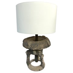 Lampe de table "Fontaine" en faux bois du début du 20ème siècle SANS abat-jour