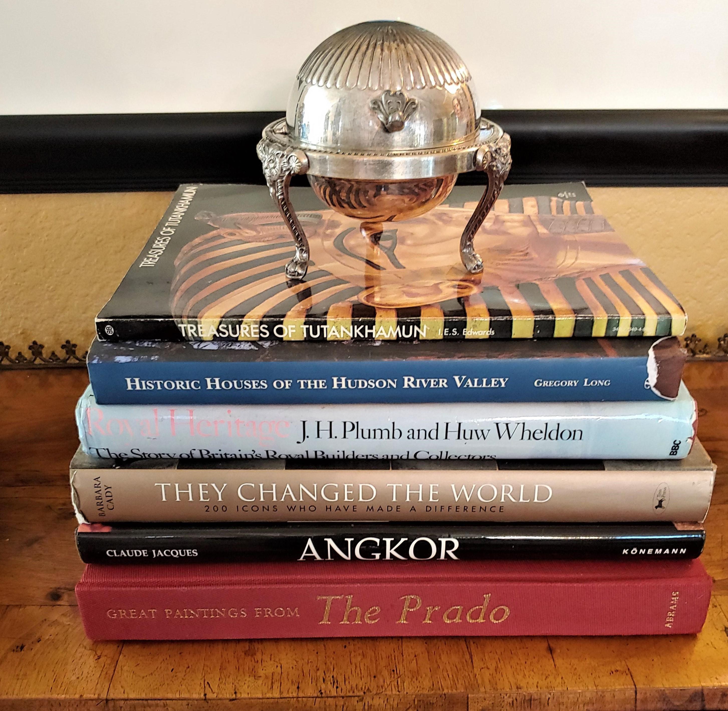This early 20th-century round silver butter dish supported by three 'clawed' cabriole legs ornamented with lionheads is in beautiful condition. The silver has a soft lustrous patina and polishes easily. Its weighted retractable lid is in perfect