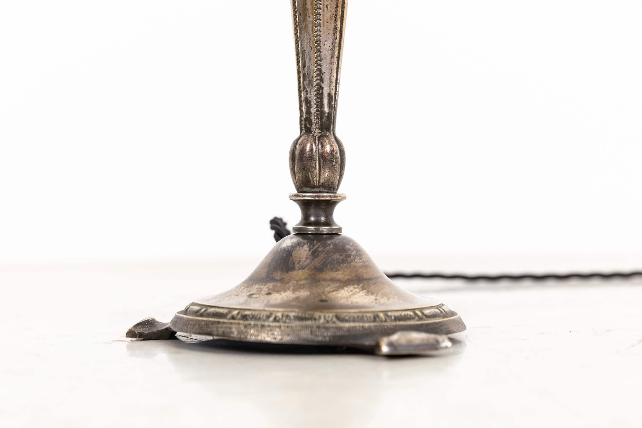 

Una lampada da tavolo in ottone argentato finemente realizzata in Inghilterra da Osler, nel 1924 circa.

Una lampada da tavolo di alta qualità con splendidi dettagli in fusione. Presentato in condizioni originali con un'attraente patina