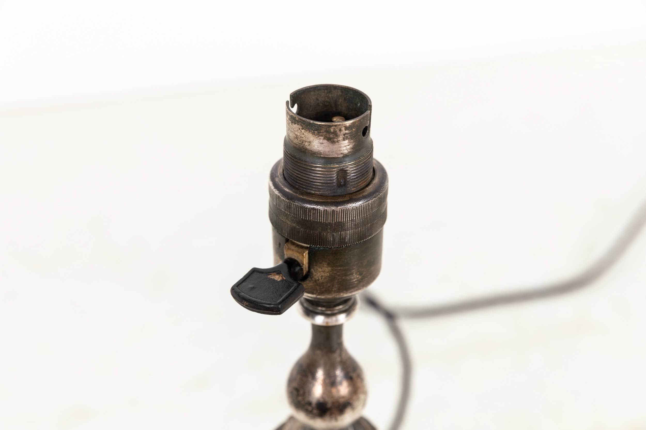 Lampada da tavolo antica placcata in argento F&C Osler dei primi del Novecento, 1924 ca. In condizioni discrete in vendita a London, GB