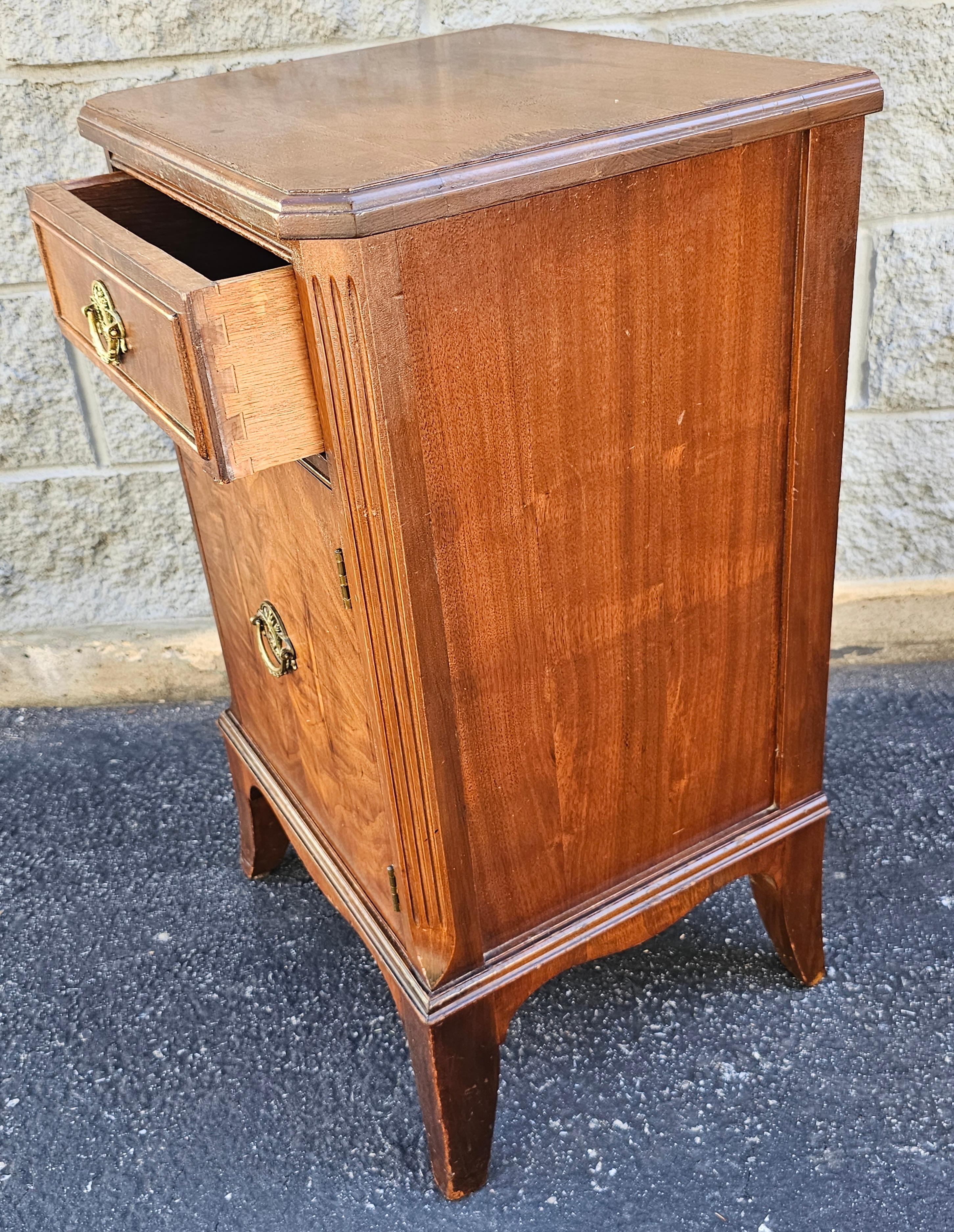 American Early 20th Century Federal Style Burl Mahogany Nightstand Side Table Cabinet For Sale