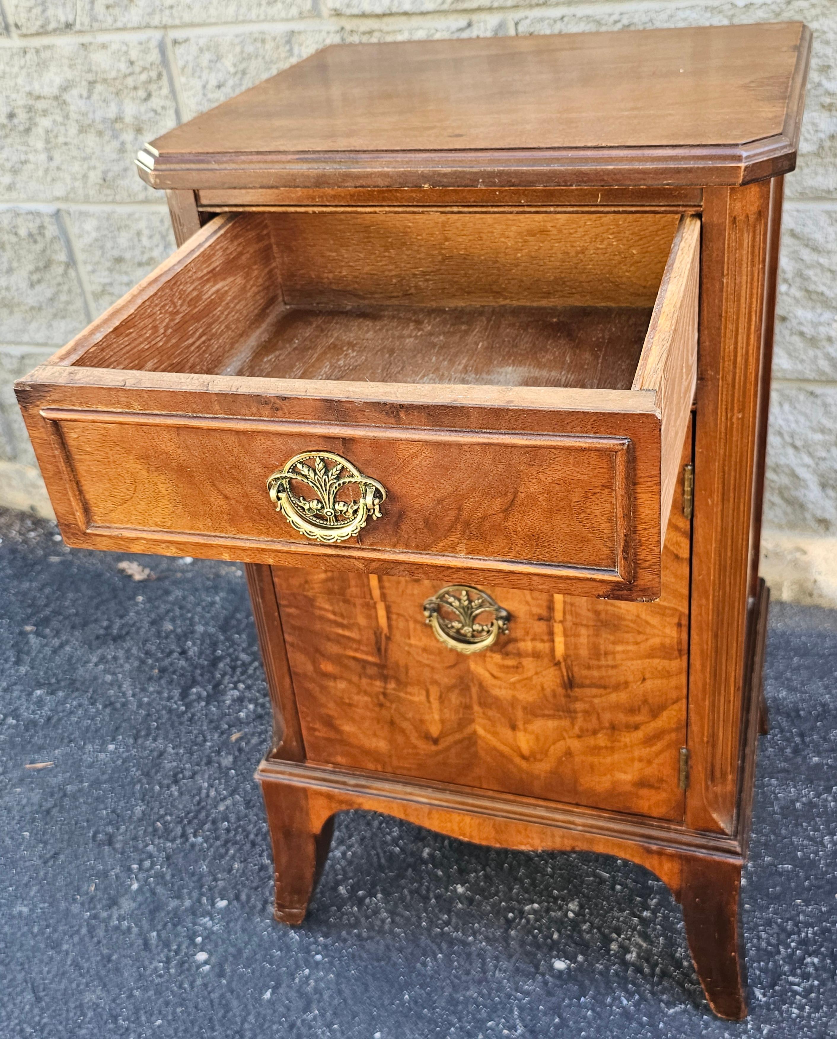 Veneer Early 20th Century Federal Style Burl Mahogany Nightstand Side Table Cabinet For Sale