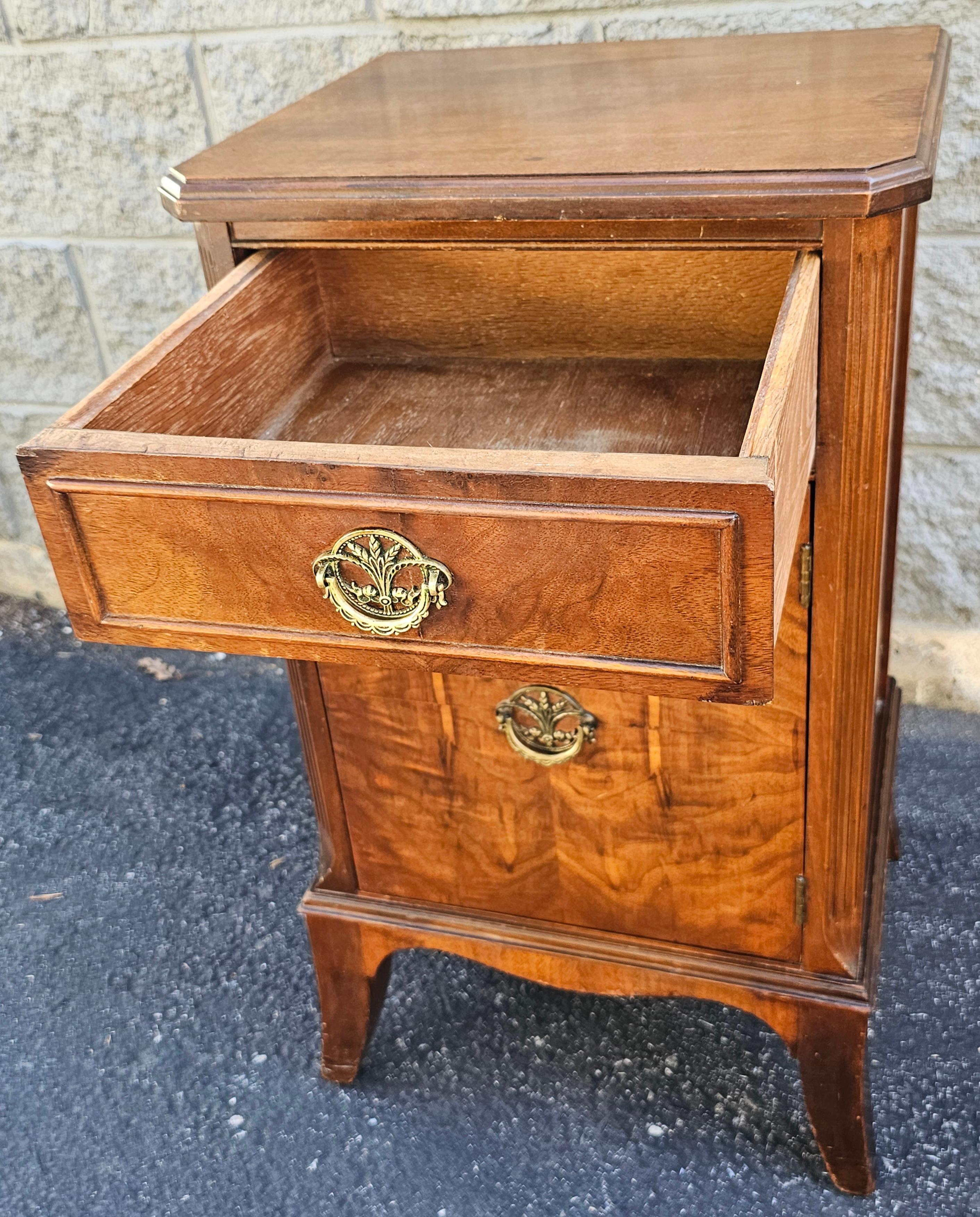 American Early 20th Century Federal Style Burl Mahogany Nightstand Side Table Cabinet For Sale