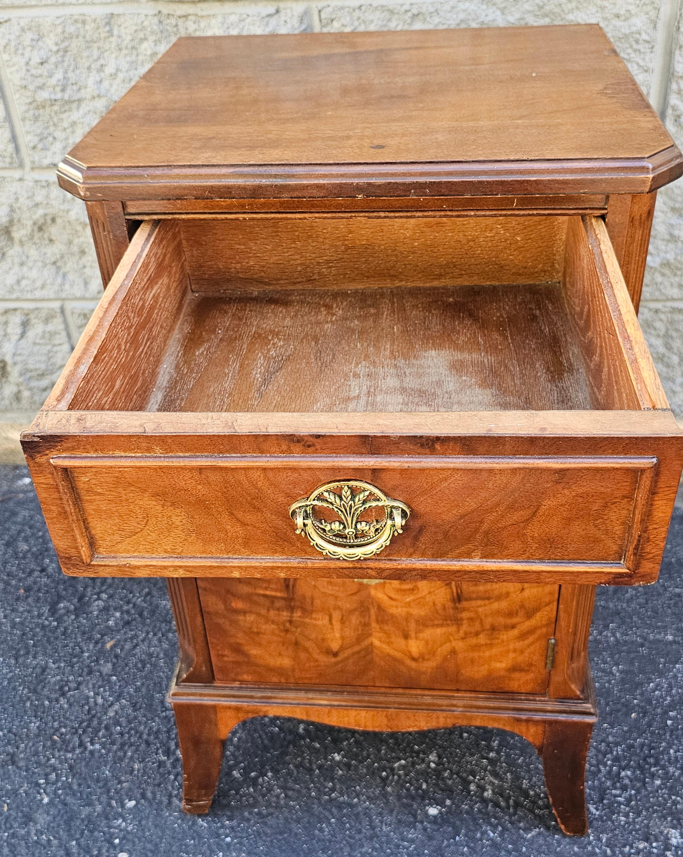 Early 20th Century Federal Style Burl Mahogany Nightstand Side Table Cabinet In Good Condition For Sale In Germantown, MD