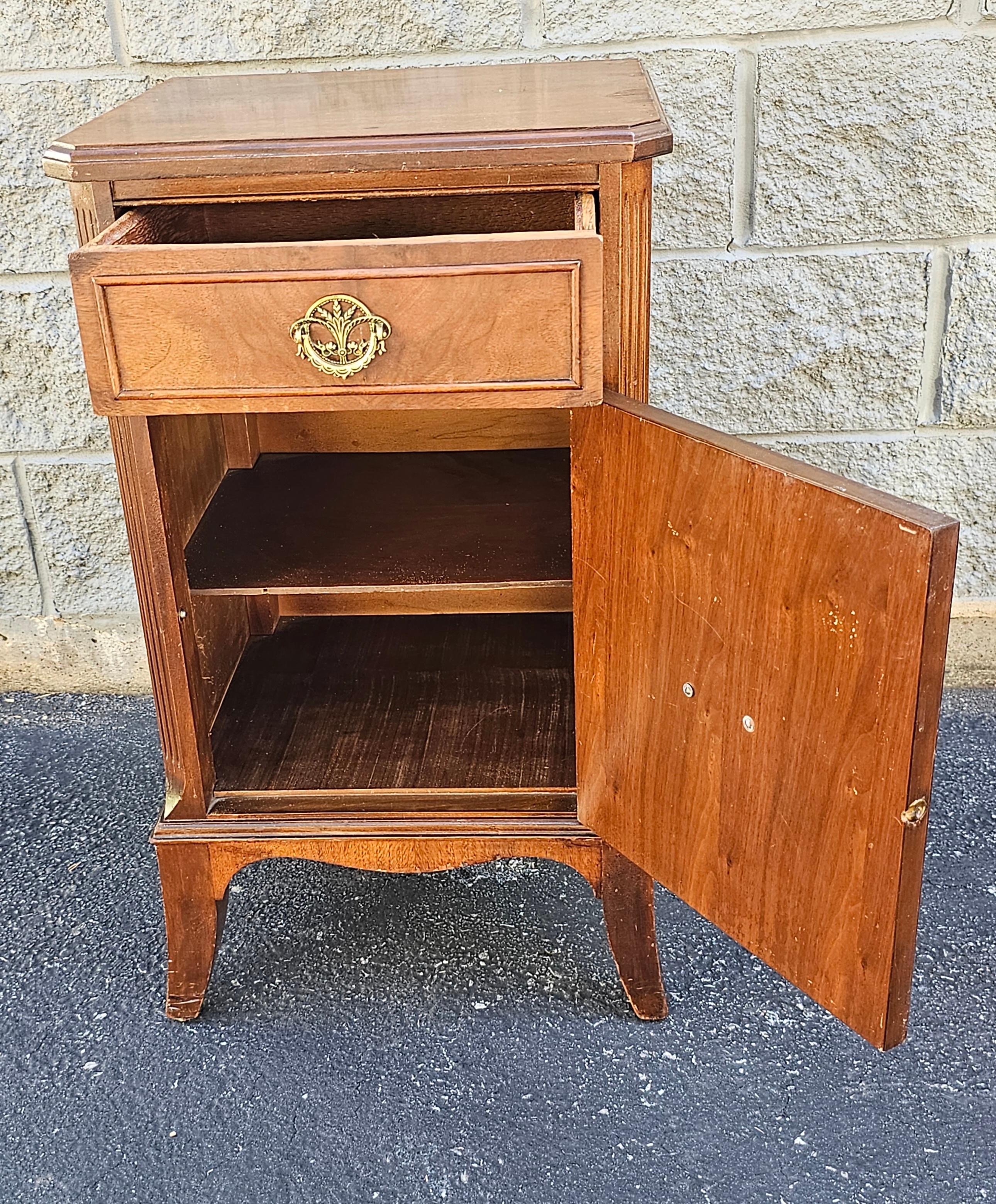 Early 20th Century Federal Style Burl Mahogany Nightstand Side Table Cabinet For Sale 1