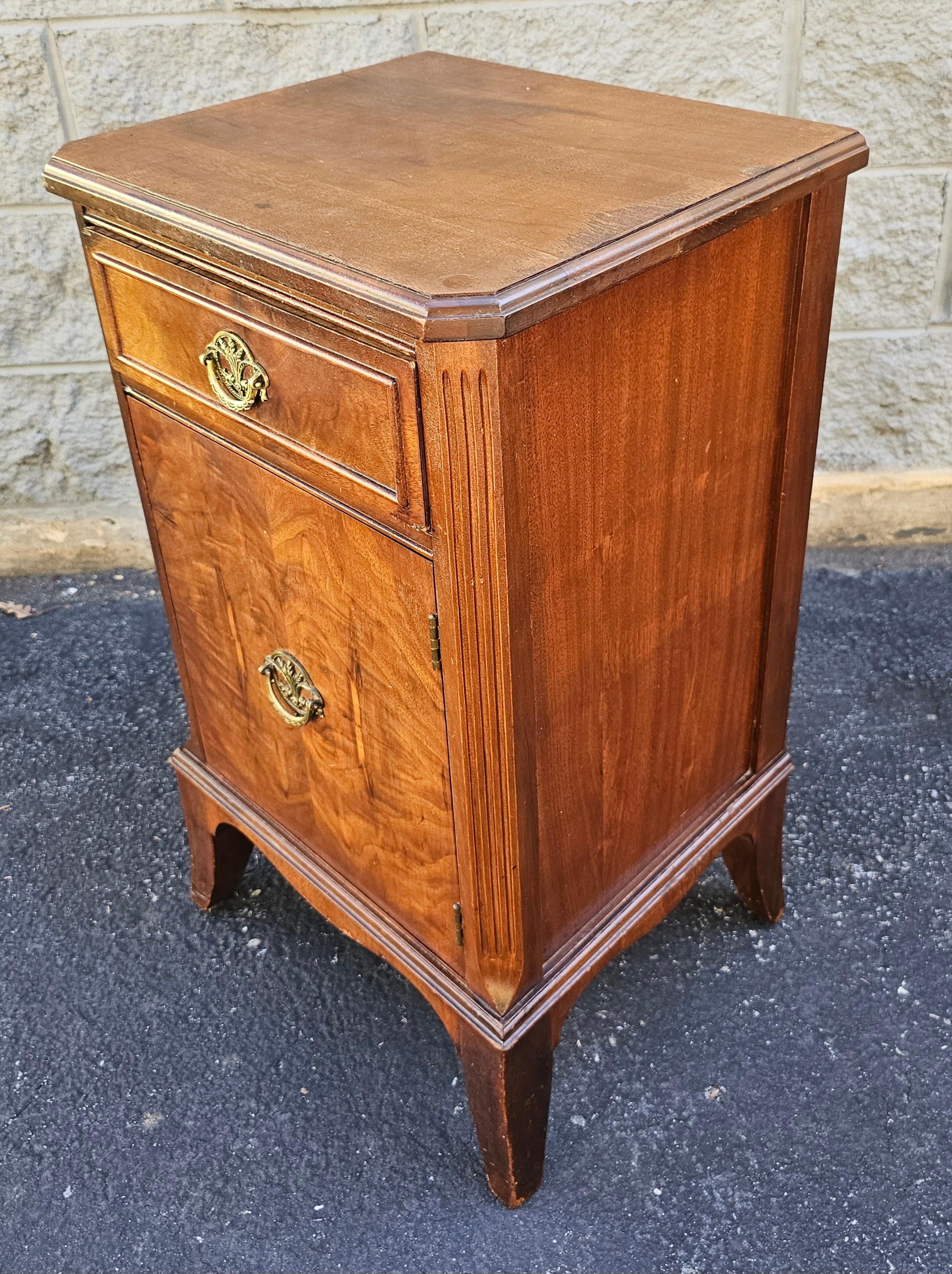 Early 20th Century Federal Style Burl Mahogany Nightstand Side Table Cabinet For Sale 2
