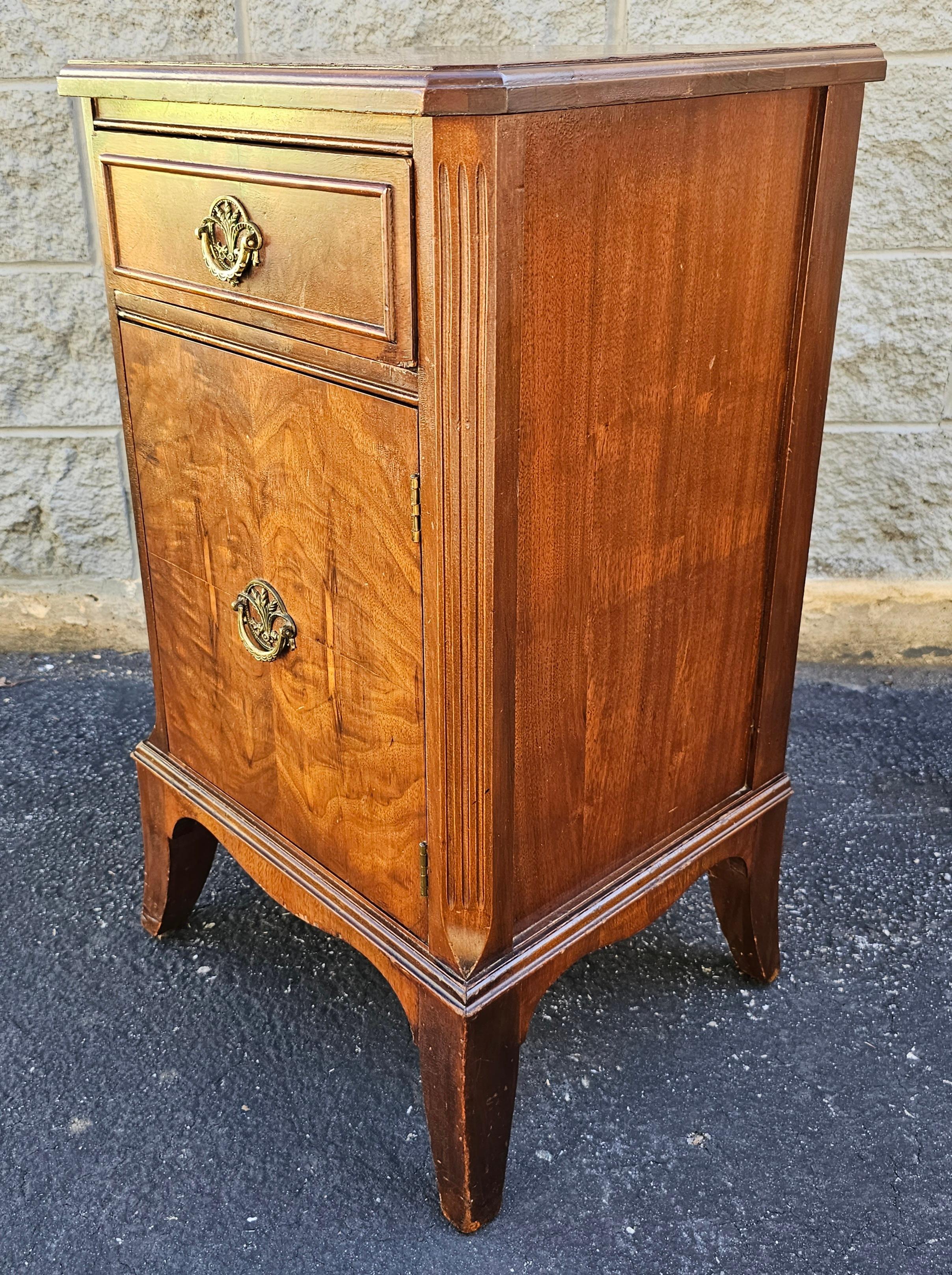 Early 20th Century Federal Style Burl Mahogany Nightstand Side Table Cabinet For Sale 3