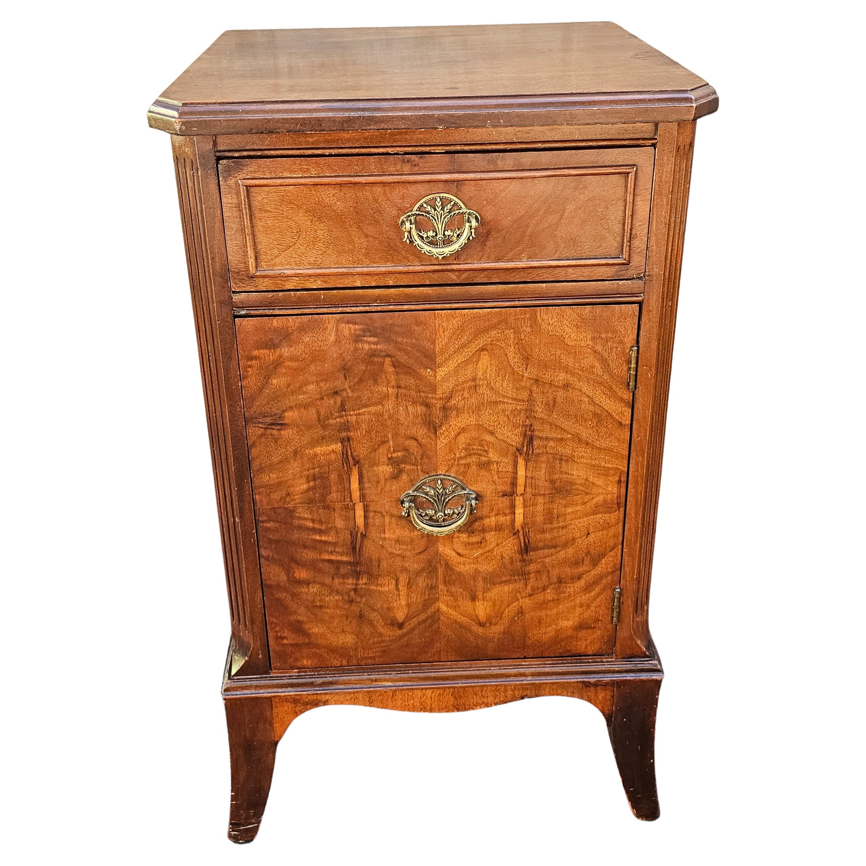 Early 20th Century Federal Style Burl Mahogany Nightstand Side Table Cabinet For Sale