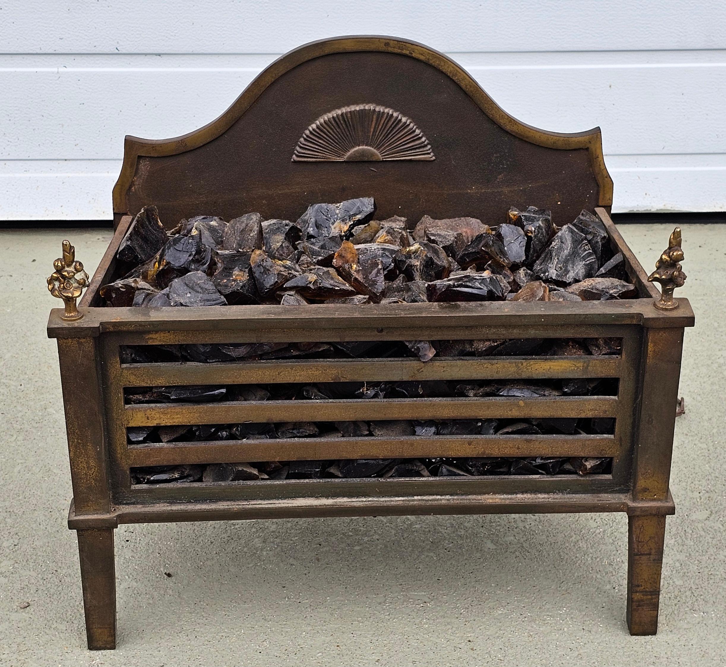 Garniture de cheminée en fer et en laiton de style fédéral du début du 20e siècle. Mesure 22,5