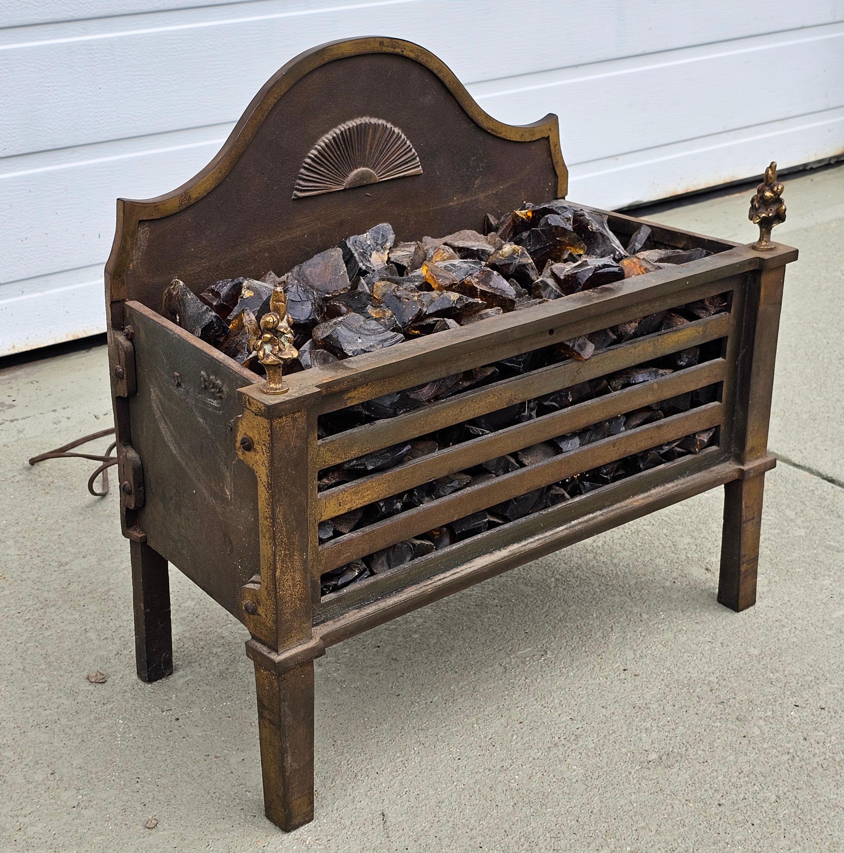 Fédéral Garniture de cheminée en fer et laiton du début du 20e siècle de style Feder en vente