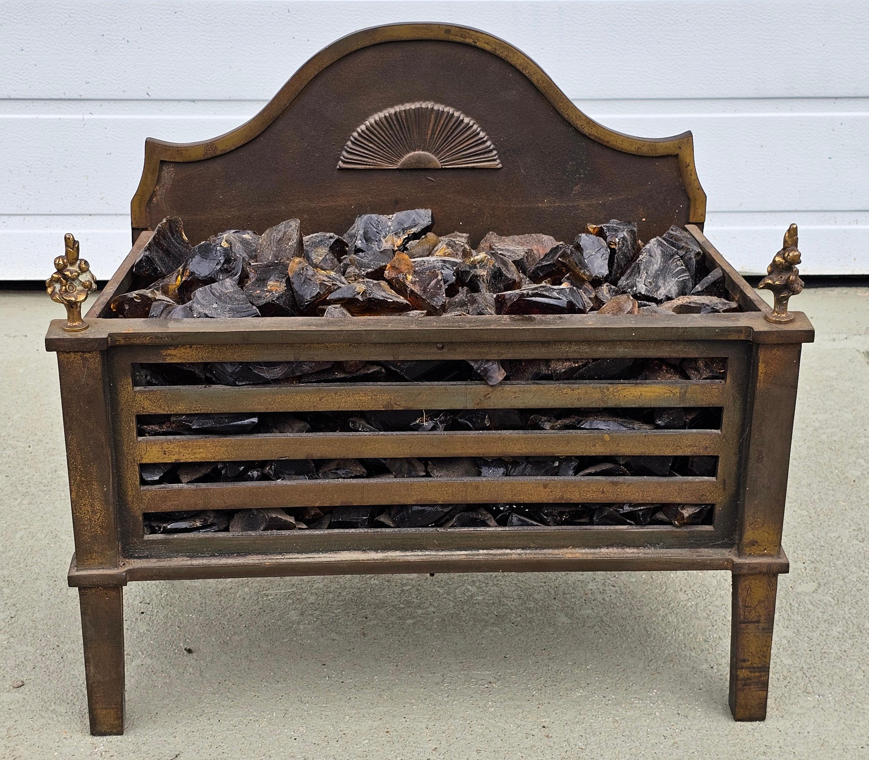 Américain Garniture de cheminée en fer et laiton du début du 20e siècle de style Feder en vente