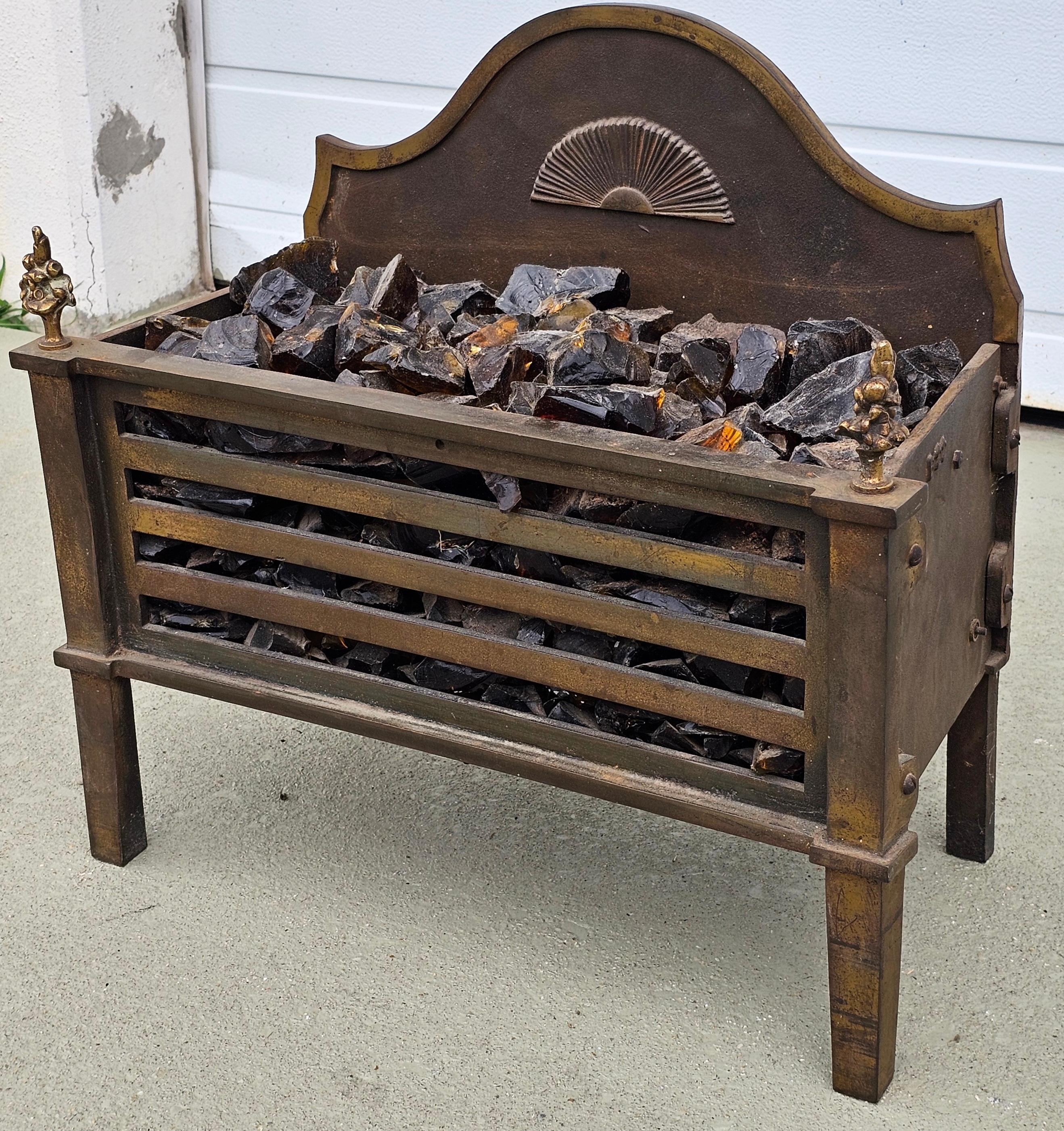 Ferronnerie Garniture de cheminée en fer et laiton du début du 20e siècle de style Feder en vente