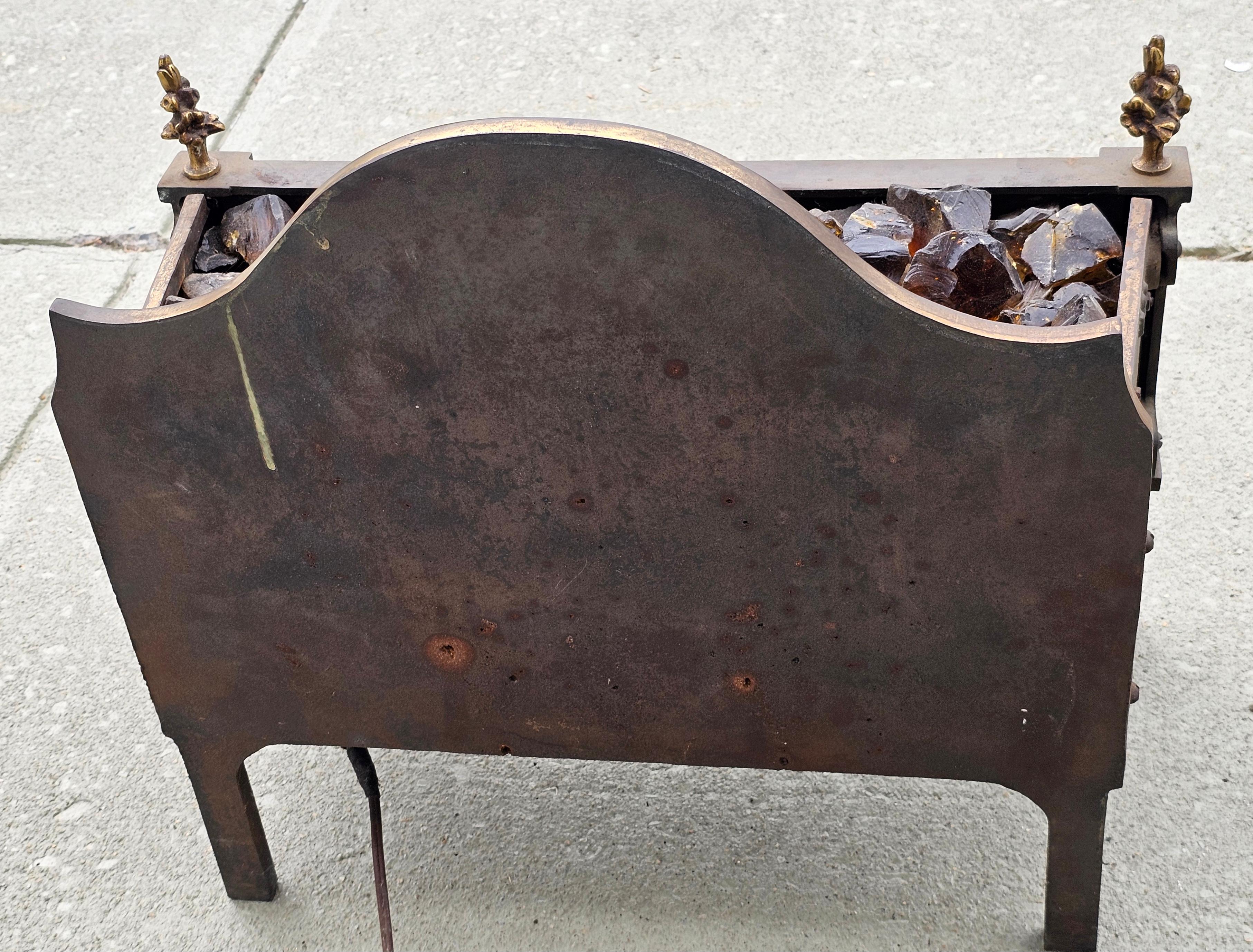 20ième siècle Garniture de cheminée en fer et laiton du début du 20e siècle de style Feder en vente