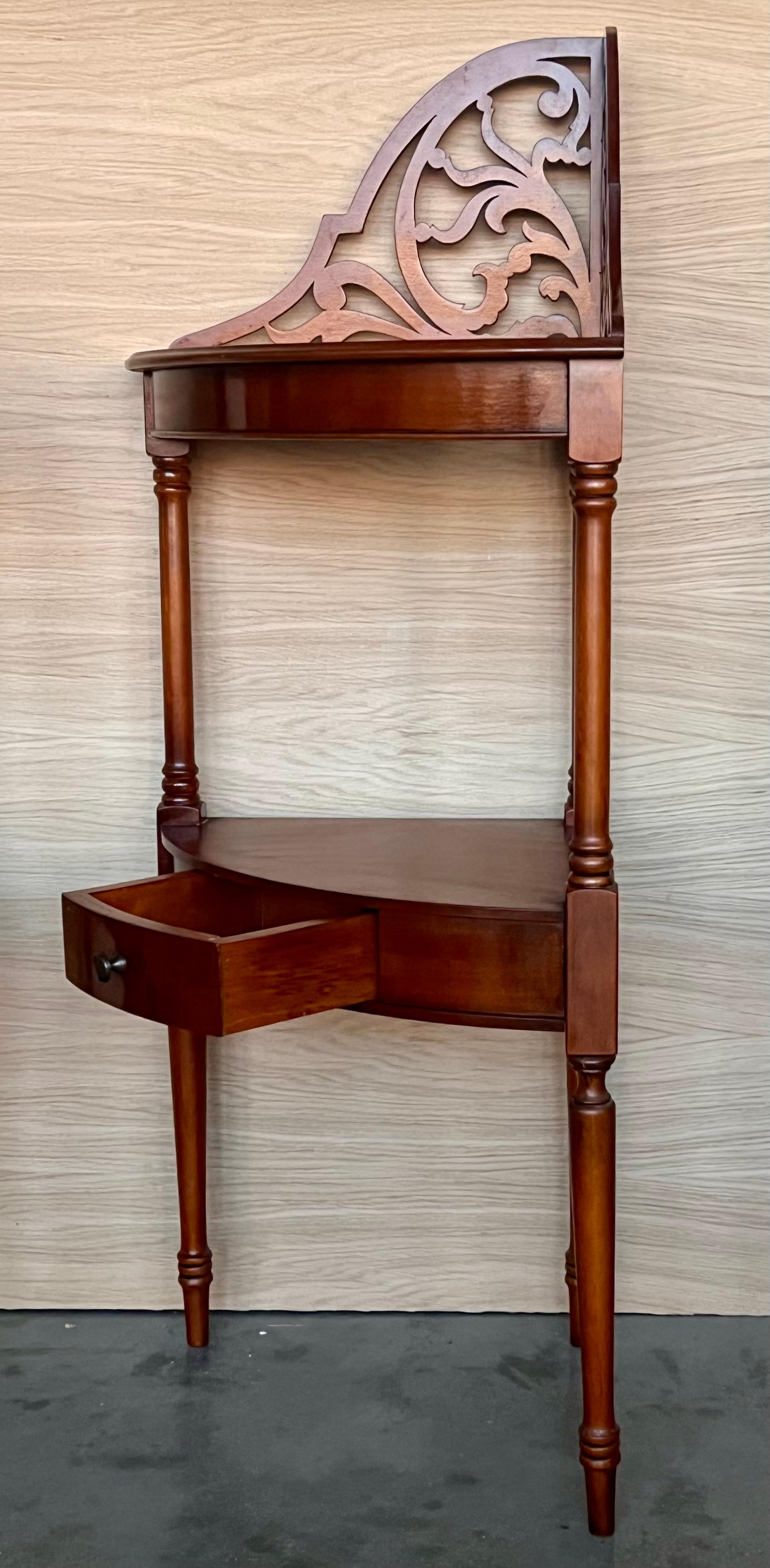 Early 20th Century Federal Style Mahogany Corner Etagere with Drawer For Sale 1
