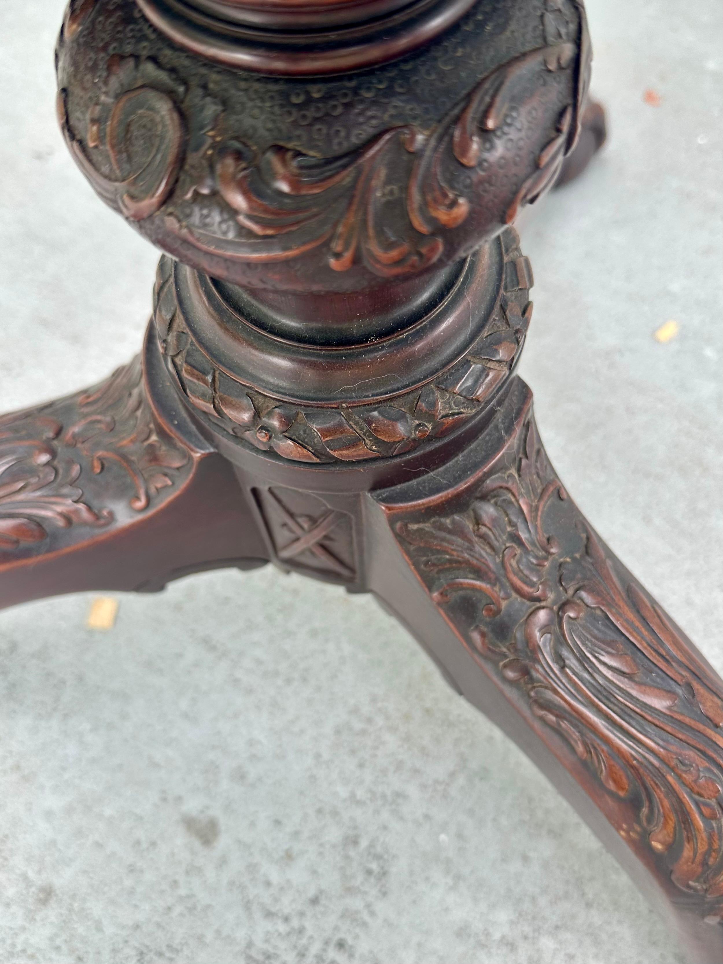 Early 20th Century Federal Style Mahogany Piecrust Birdcage Tilt-Top Table. For Sale 5