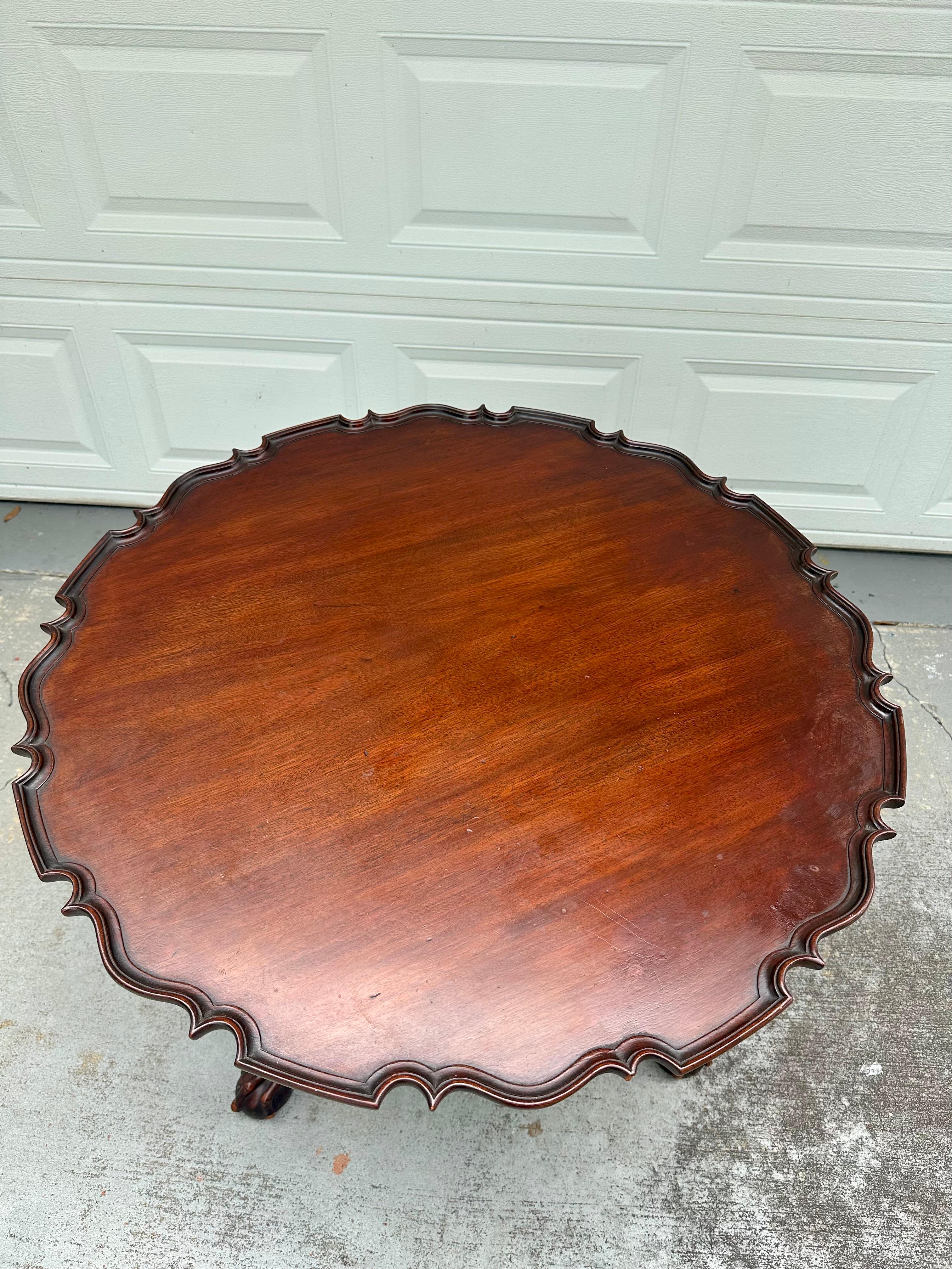 English Early 20th Century Federal Style Mahogany Piecrust Birdcage Tilt-Top Table. For Sale