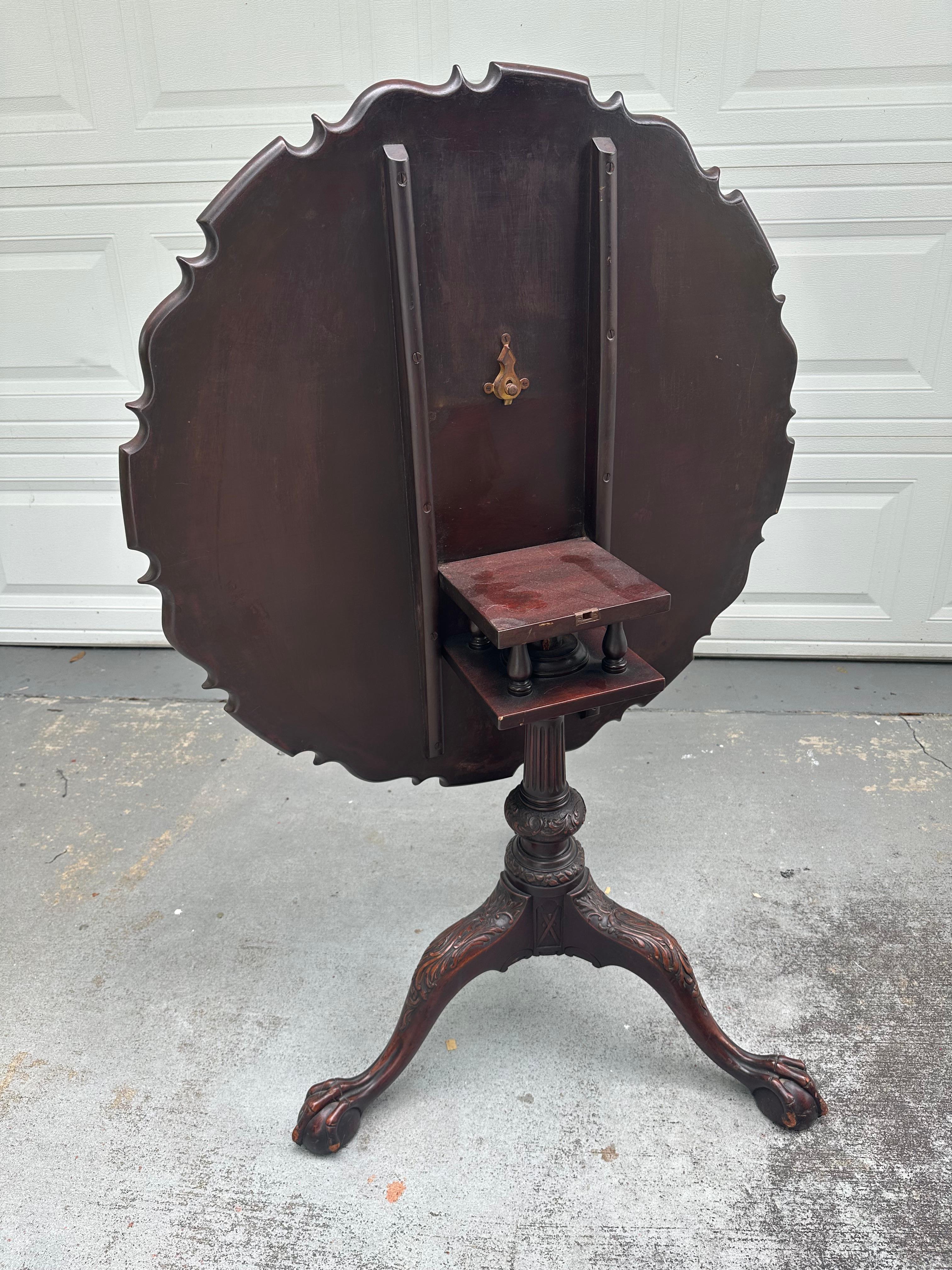 Carved Early 20th Century Federal Style Mahogany Piecrust Birdcage Tilt-Top Table. For Sale