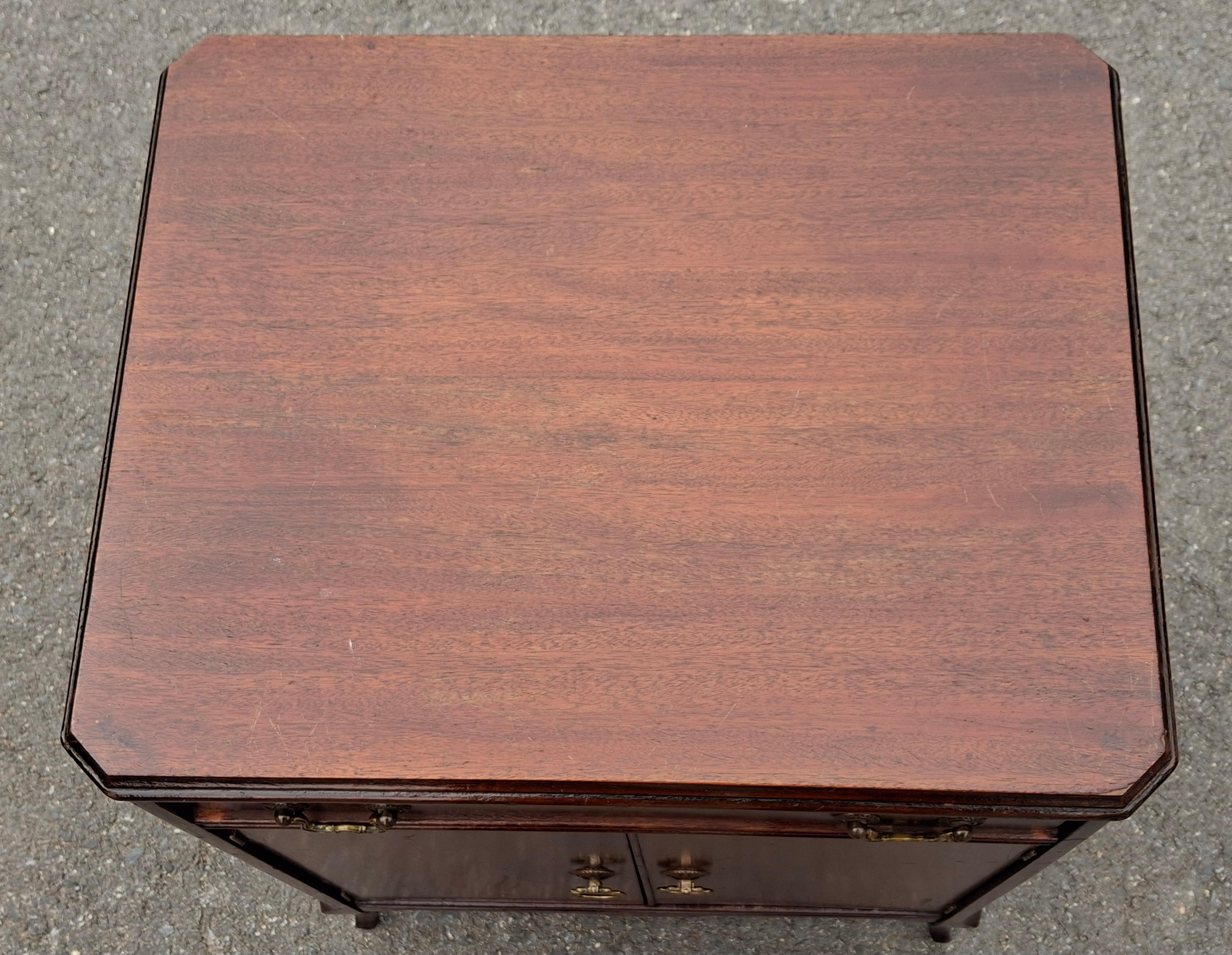 Tavolino in mogano e mobile per spartiti in stile Feder dei primi del Novecento in vendita 3