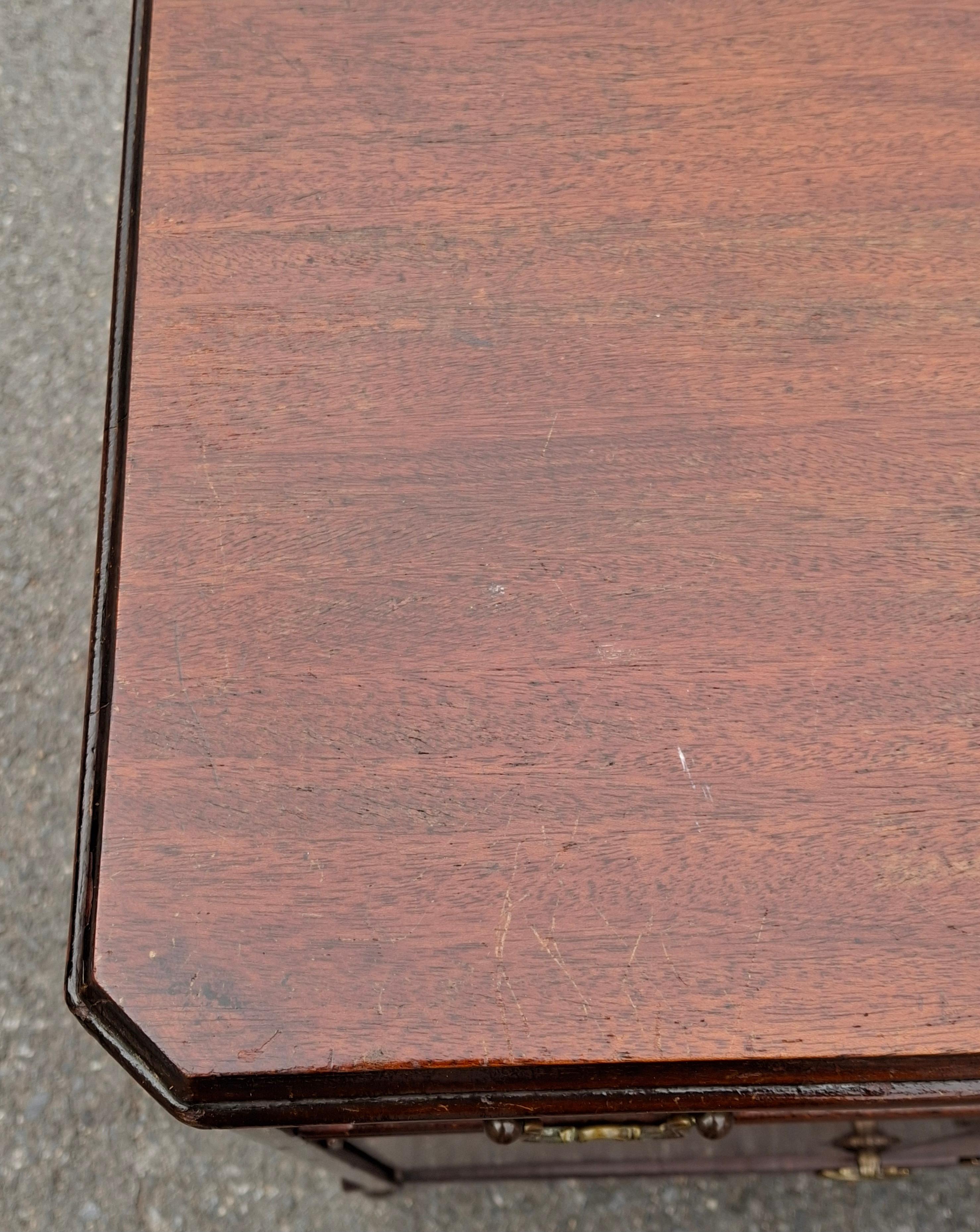 Tavolino in mogano e mobile per spartiti in stile Feder dei primi del Novecento in vendita 5