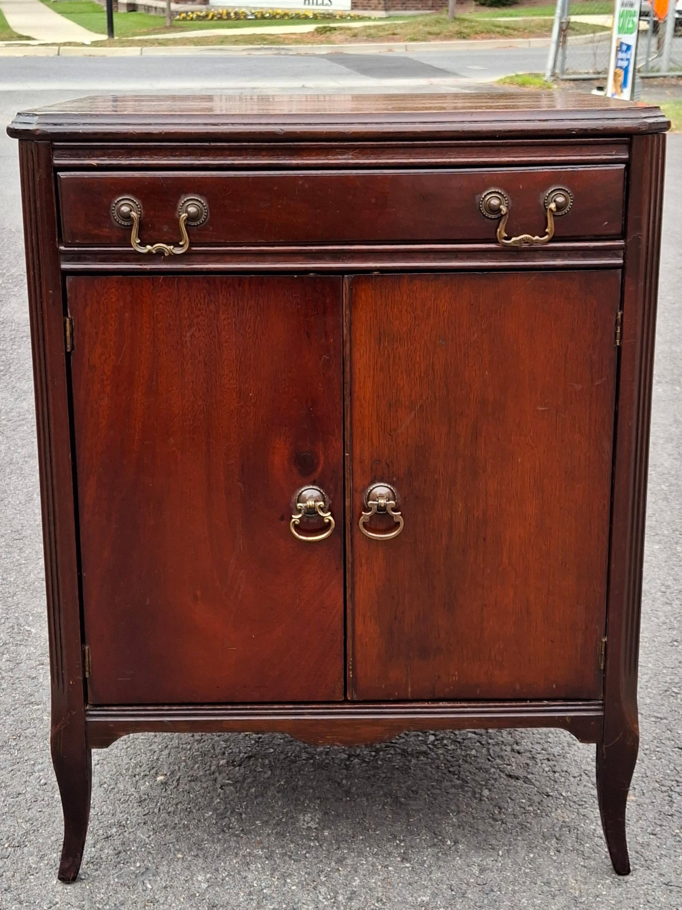 Tavolino in mogano e mobile per spartiti in stile Feder dei primi del Novecento In condizioni buone in vendita a Germantown, MD