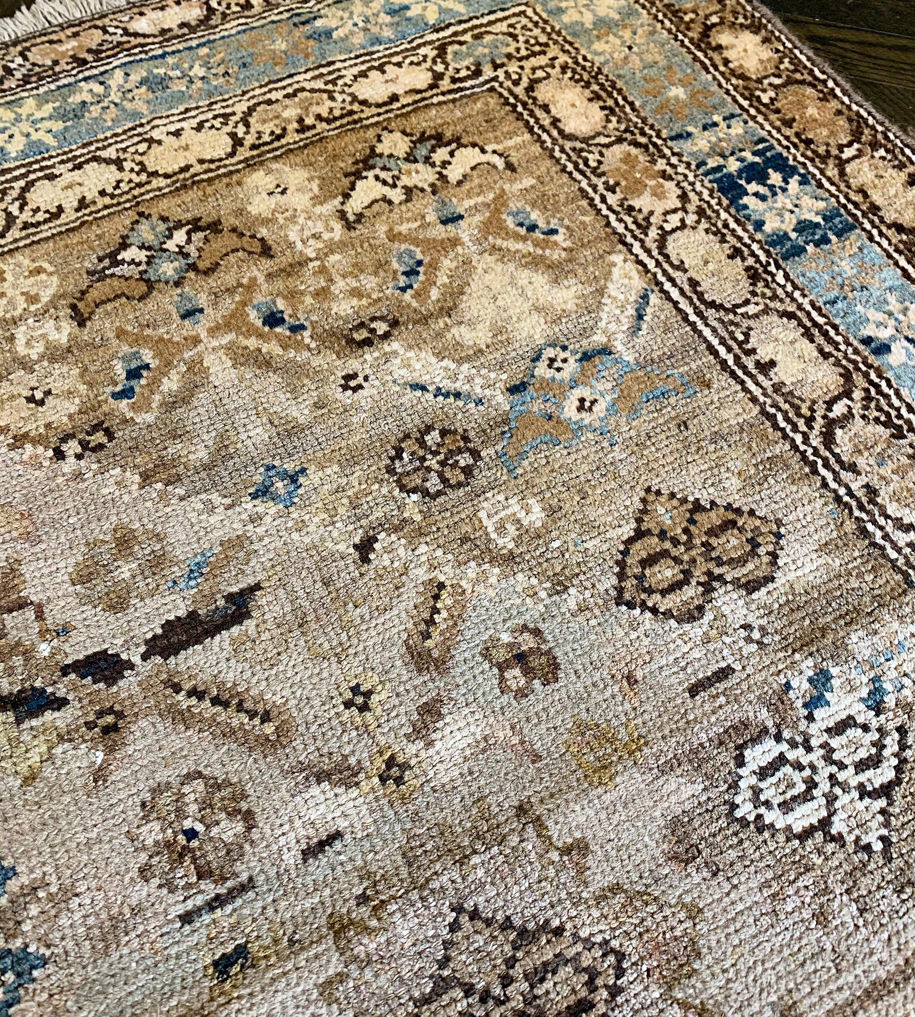 Dieser traditionelle handgewebte persische Fereghan-Teppich hat ein beigefarbenes Feld mit abwechselnd stilisierten Palmetten, die ein Gitter bilden, mit reziproken Zwickeln in einer komplementären Rosettenbordüre, zwischen eleganten