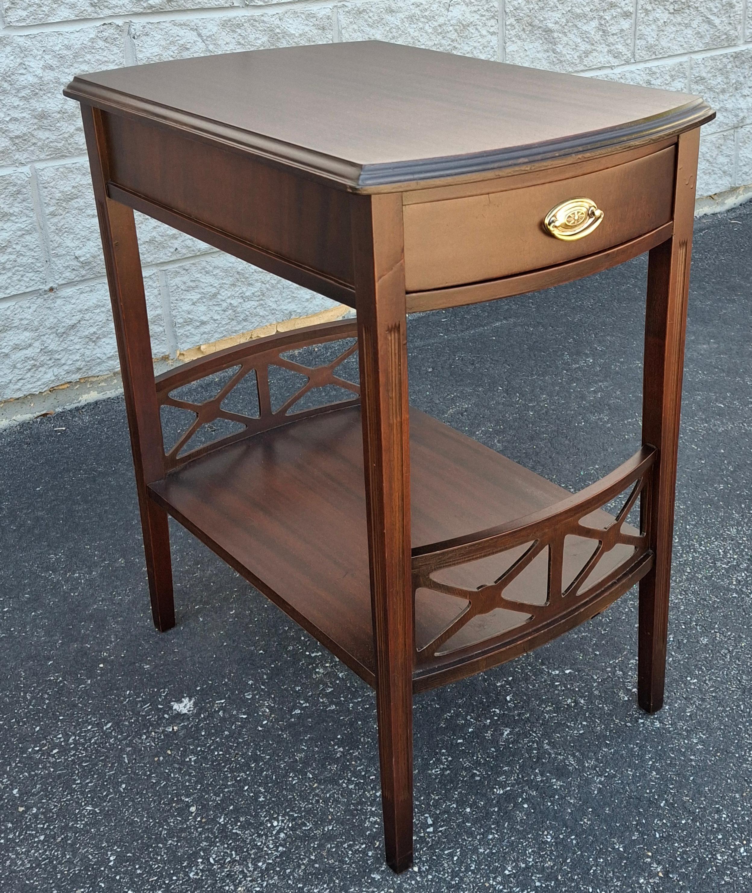 Un Ferguson Bros. du début du 20e siècle fraîchement remis à neuf. Furniture Chippendale Style Mahogany Tiered Side Table
Mesure 15