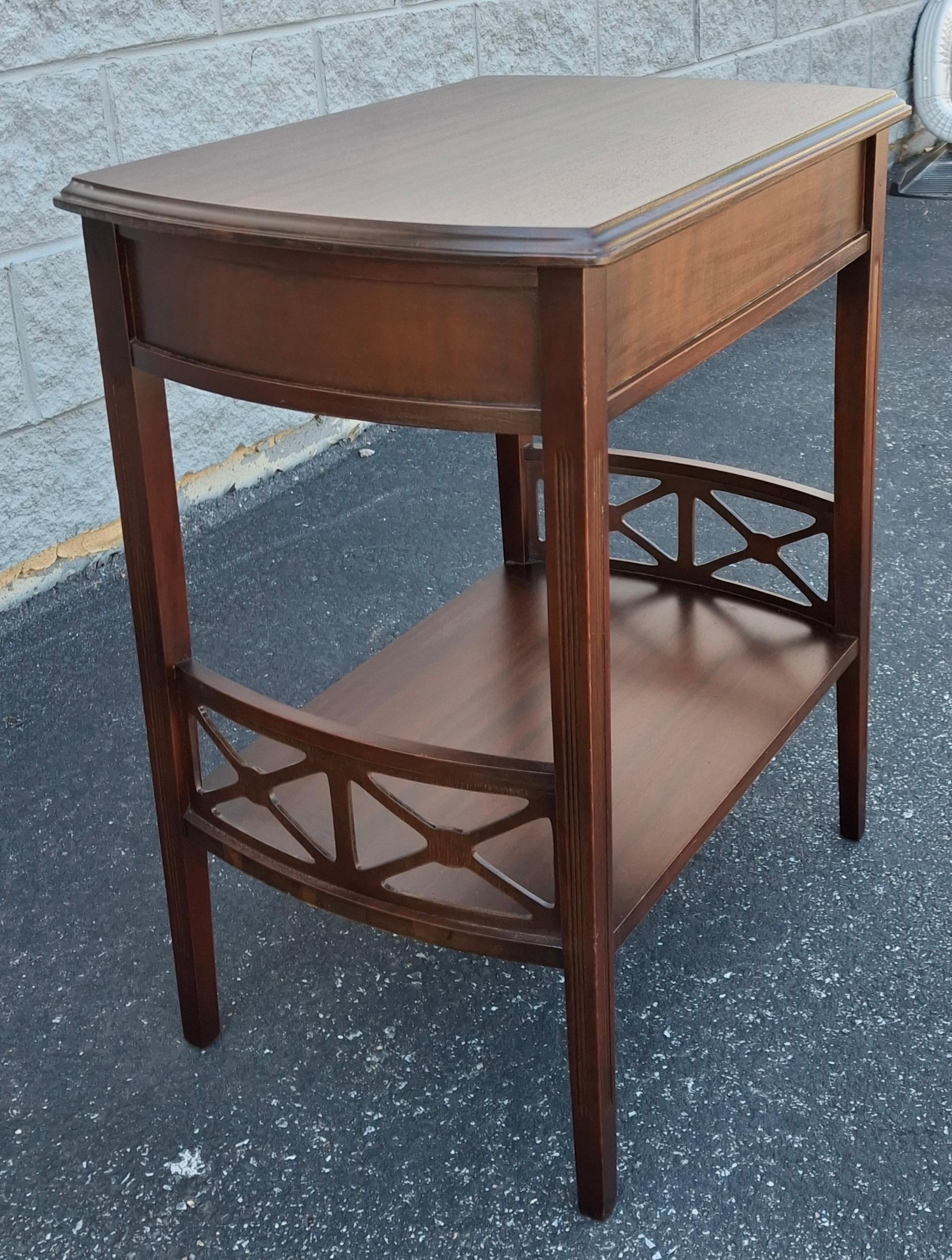 Tacheté Table d'appoint en acajou de style Chippendale de Ferguson du début du 20e siècle en vente