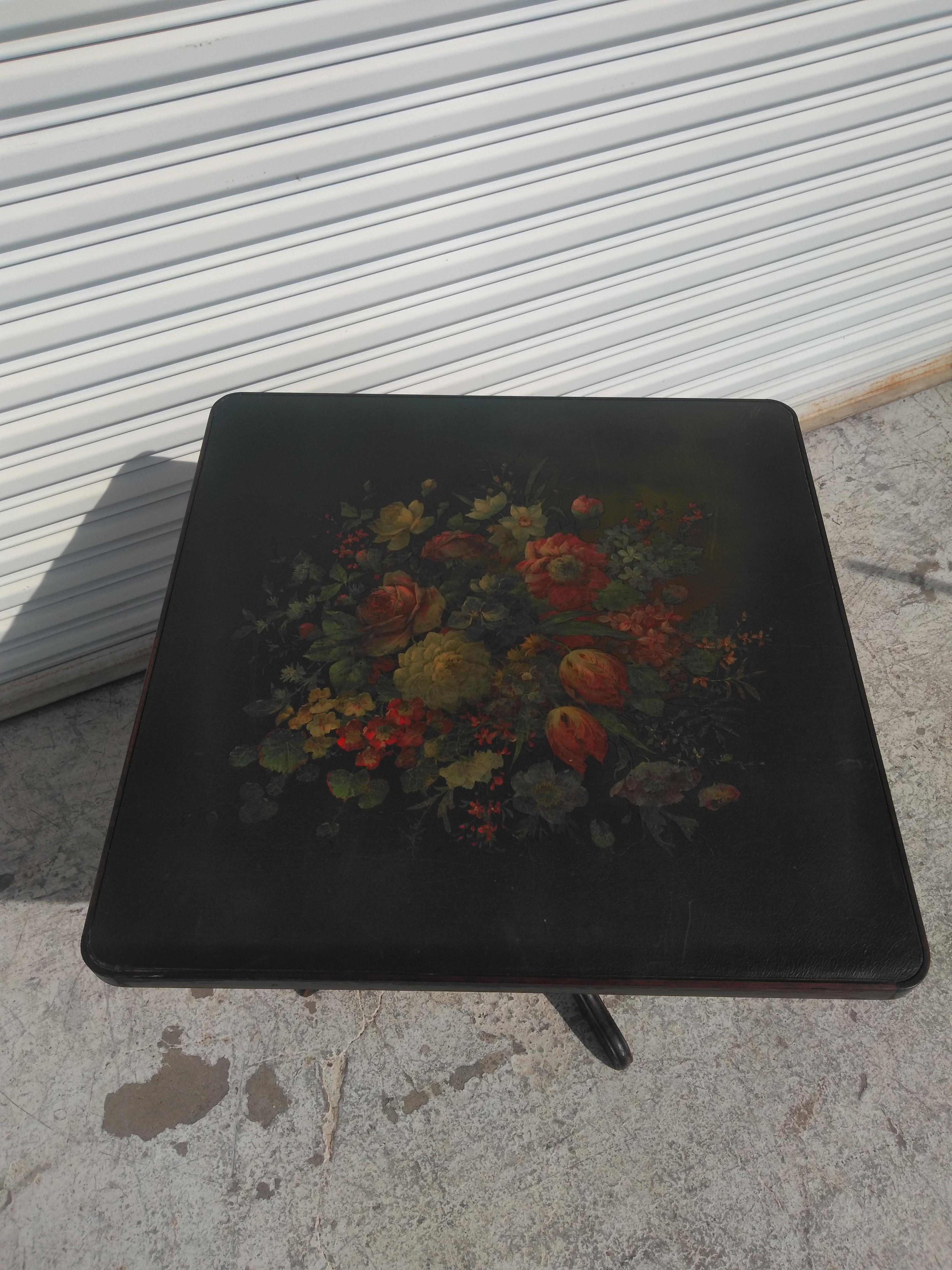 Néoclassique Table à plateau basculant Ferguson du début du 20e siècle à base de piédestal en vente