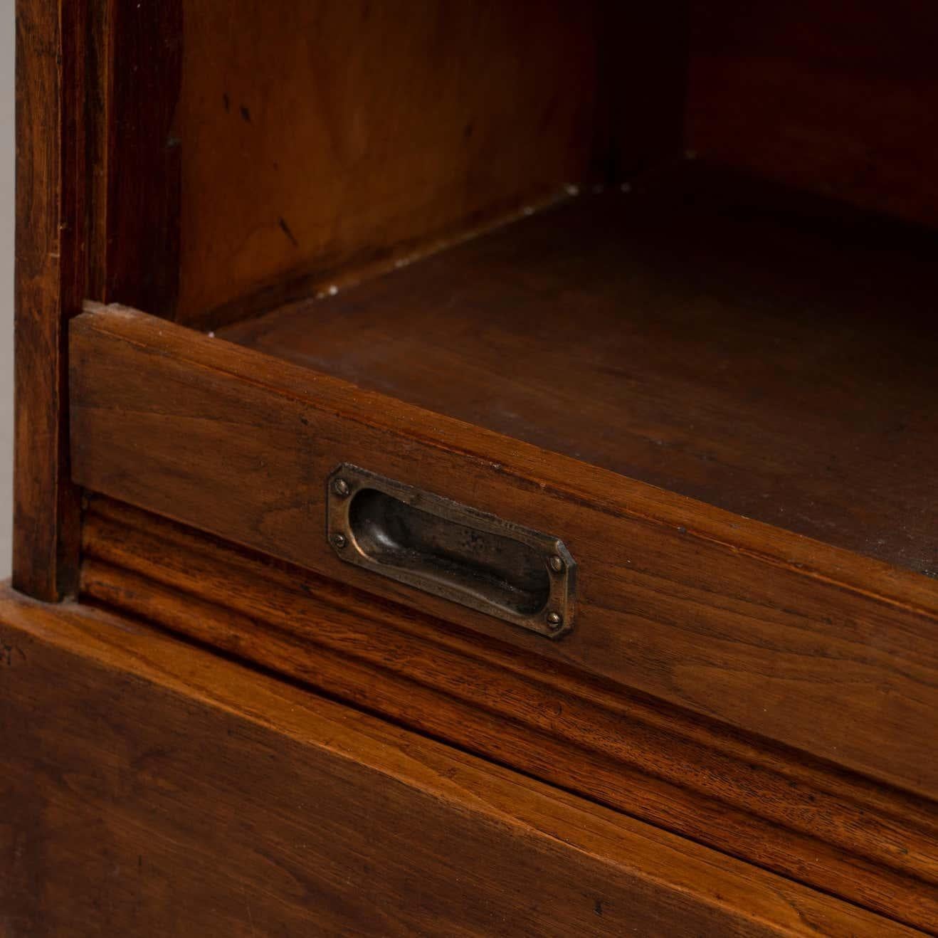 Classeur du début du 20e siècle avec deux portes à persiennes en vente 4