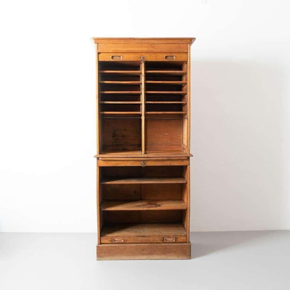 Classeur à deux portes à lamelles, du début du 20e siècle, d'un fabricant inconnu, originaire d'Espagne.    En état d'origine avec une usure mineure conforme à l'âge et à l'utilisation, préservant une belle patine.     Matériaux :  Le bois.      