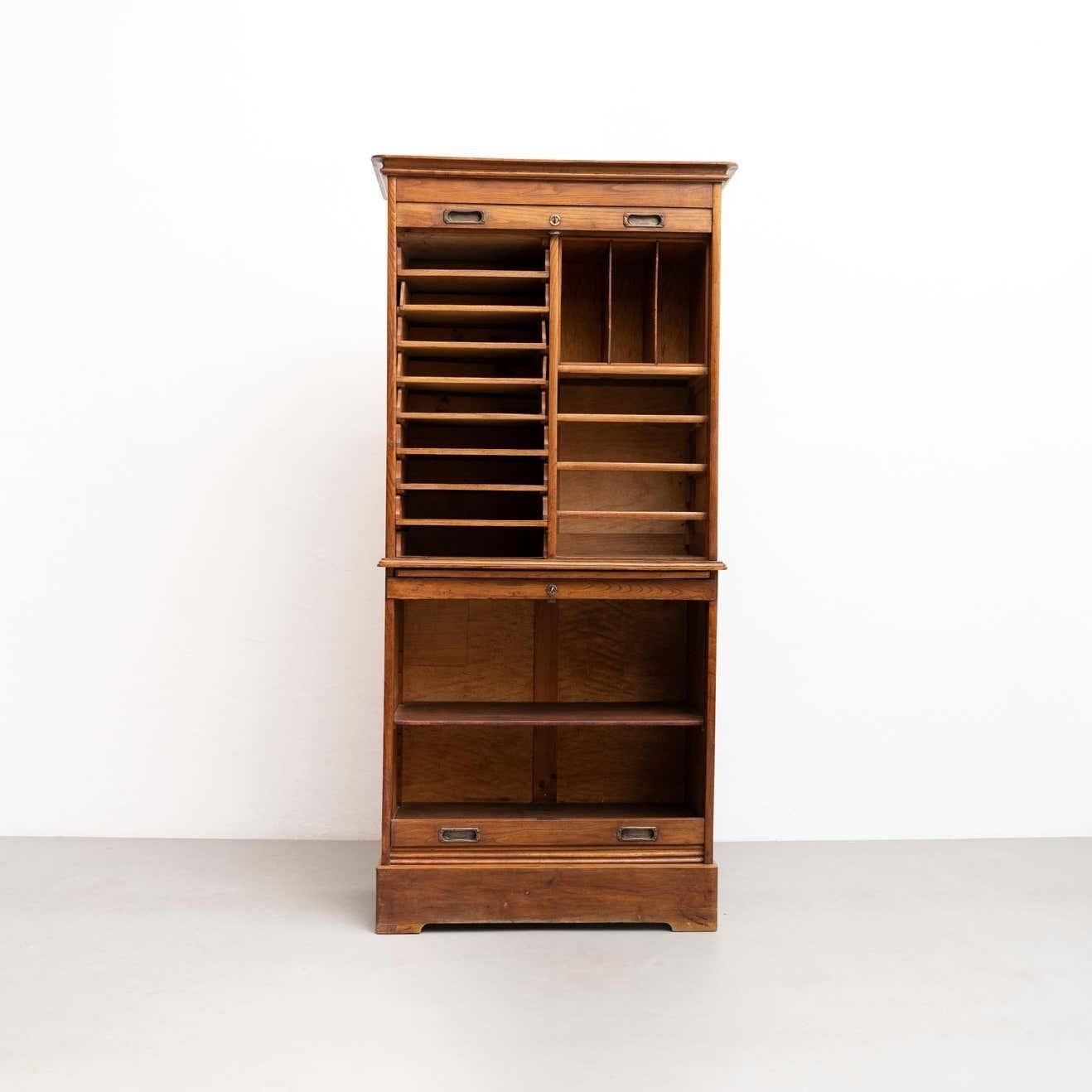 Classeur du début du 20e siècle avec deux portes à persiennes    Fabriqué par un fabricant inconnu, en Espagne.    En état d'origine avec une usure mineure conforme à l'âge et à l'utilisation, préservant une belle patine.     Matériaux :  Le bois.  