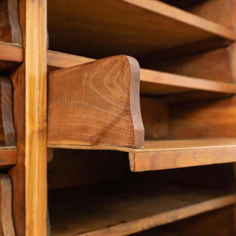 20ième siècle Classeur du début du 20e siècle avec deux portes à persiennes en vente
