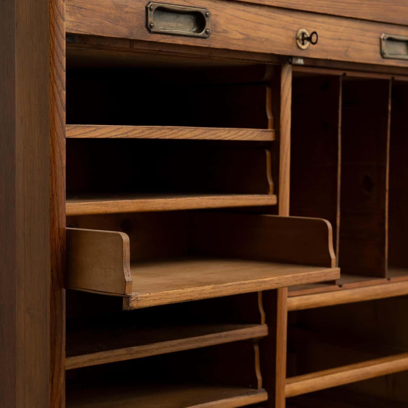 Bois Classeur du début du 20e siècle avec deux portes à persiennes en vente