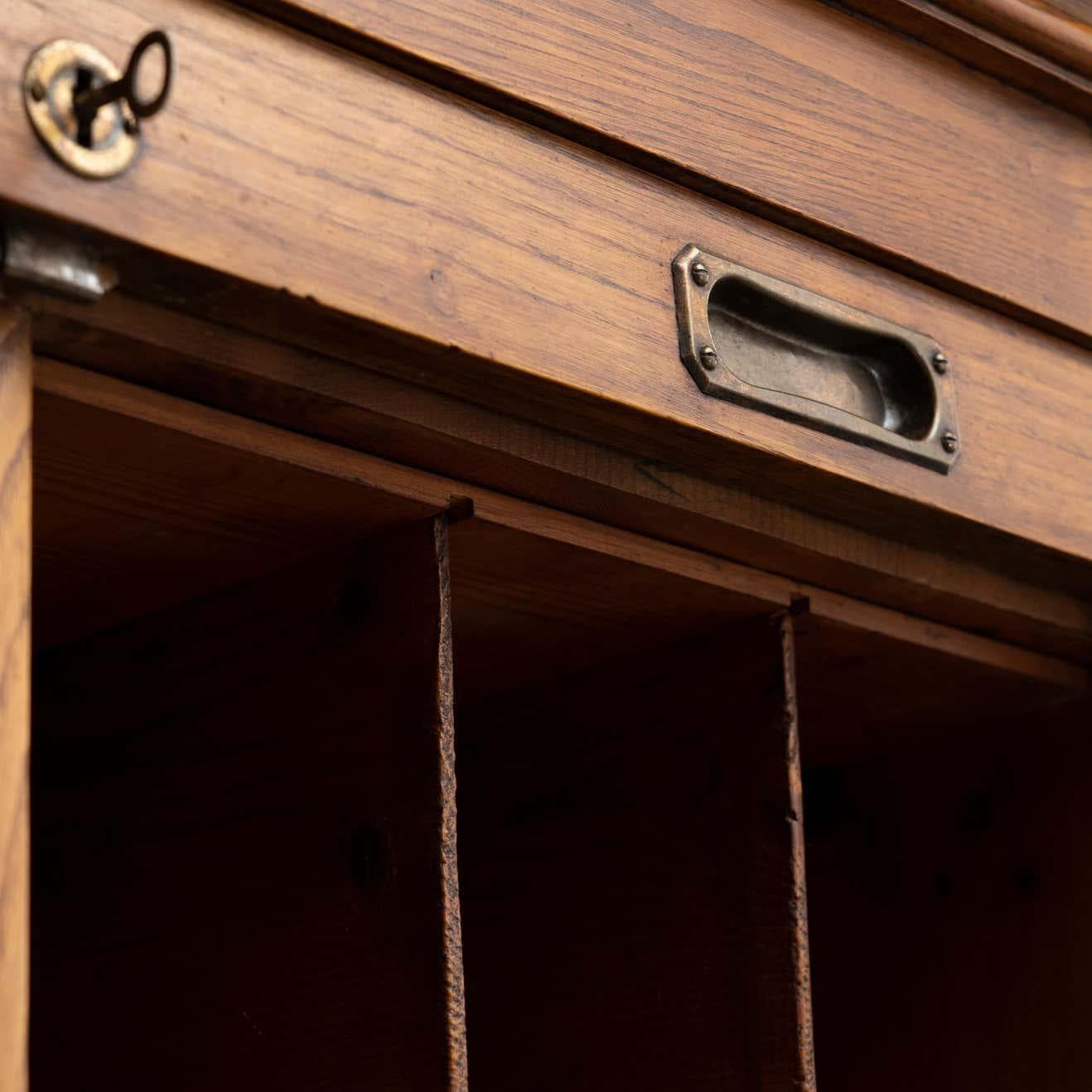 Classeur du début du 20e siècle avec deux portes à persiennes en vente 1