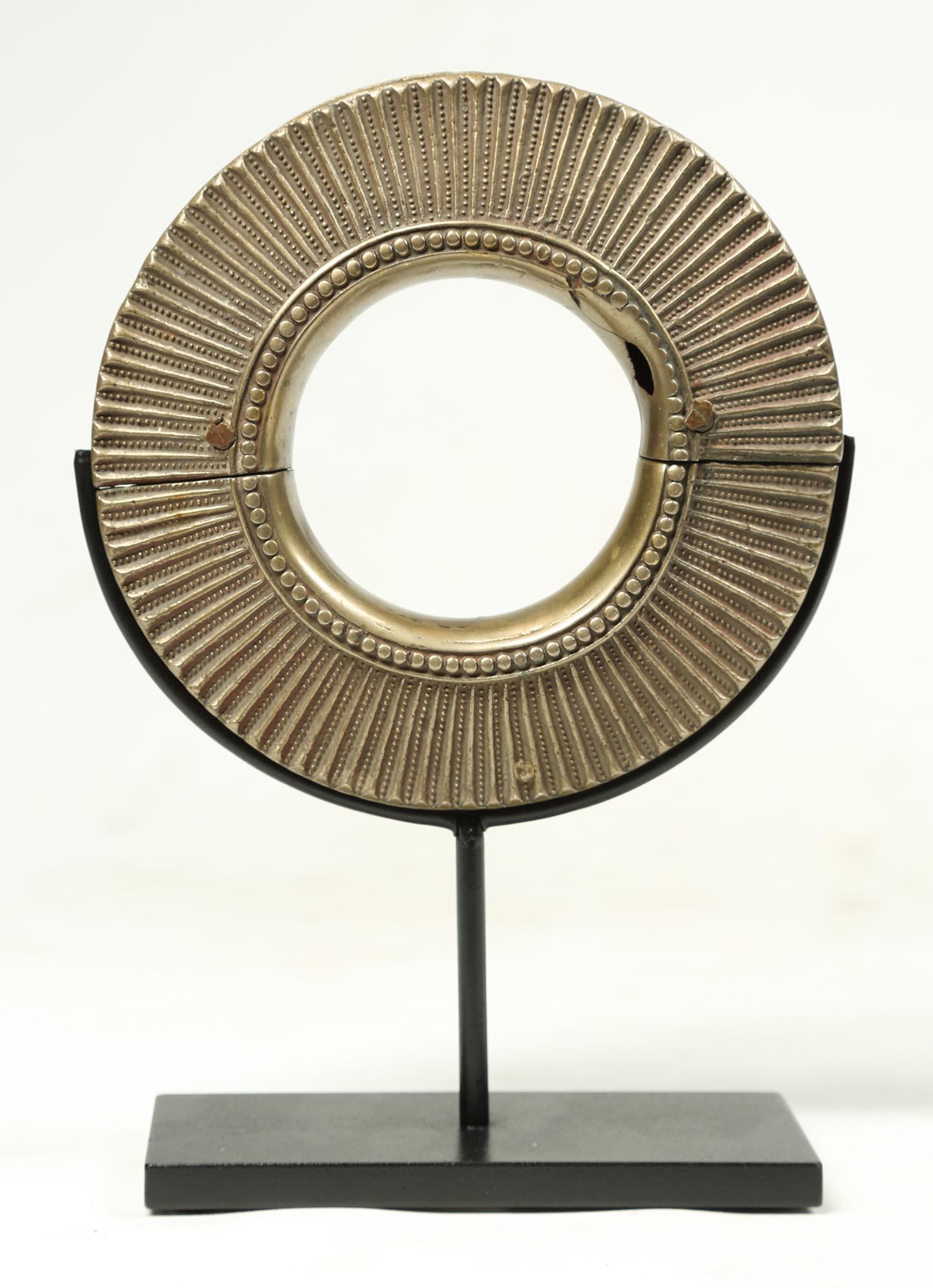 Bracelet en métal mélangé blanc et laiton coulé de la fin du XIXe au début du XXe siècle, originaire d'Afrique de l'Est, peut-être lié aux États arabes. Magnifique design géométrique moulé à l'extérieur avec de fins motifs répétitifs, lisse à